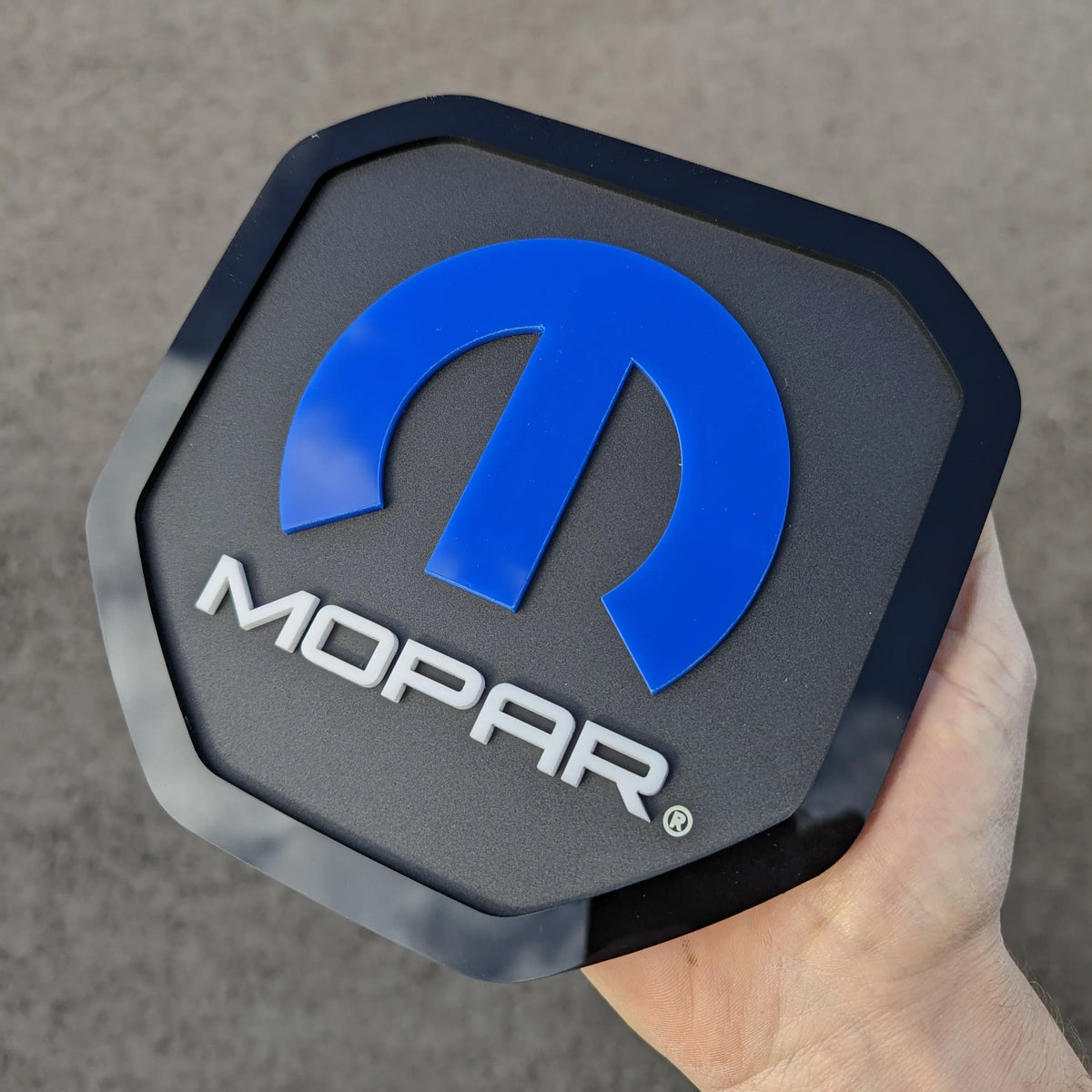 Insignia para portón trasero Mopar®: compatible con portón trasero RAM® 2019+ -1500, 2500, 3500 - Producto con licencia oficial