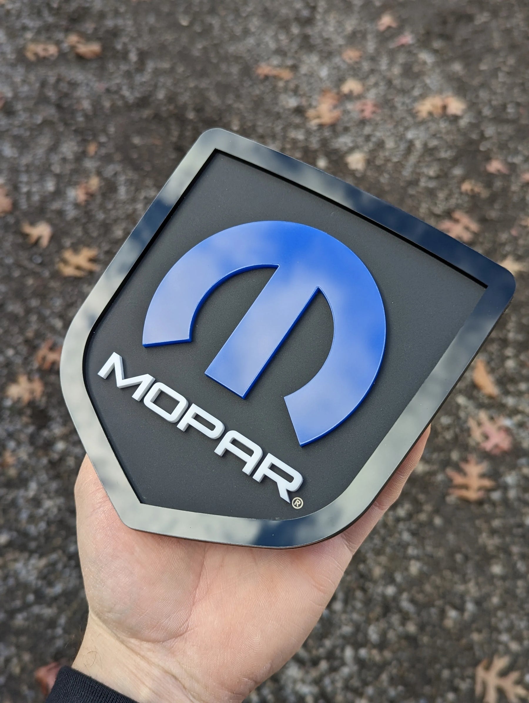 Insignia para portón trasero Mopar®: compatible con portón trasero RAM® 2008-2018: 1500, 2500, 3500. Producto con licencia oficial.