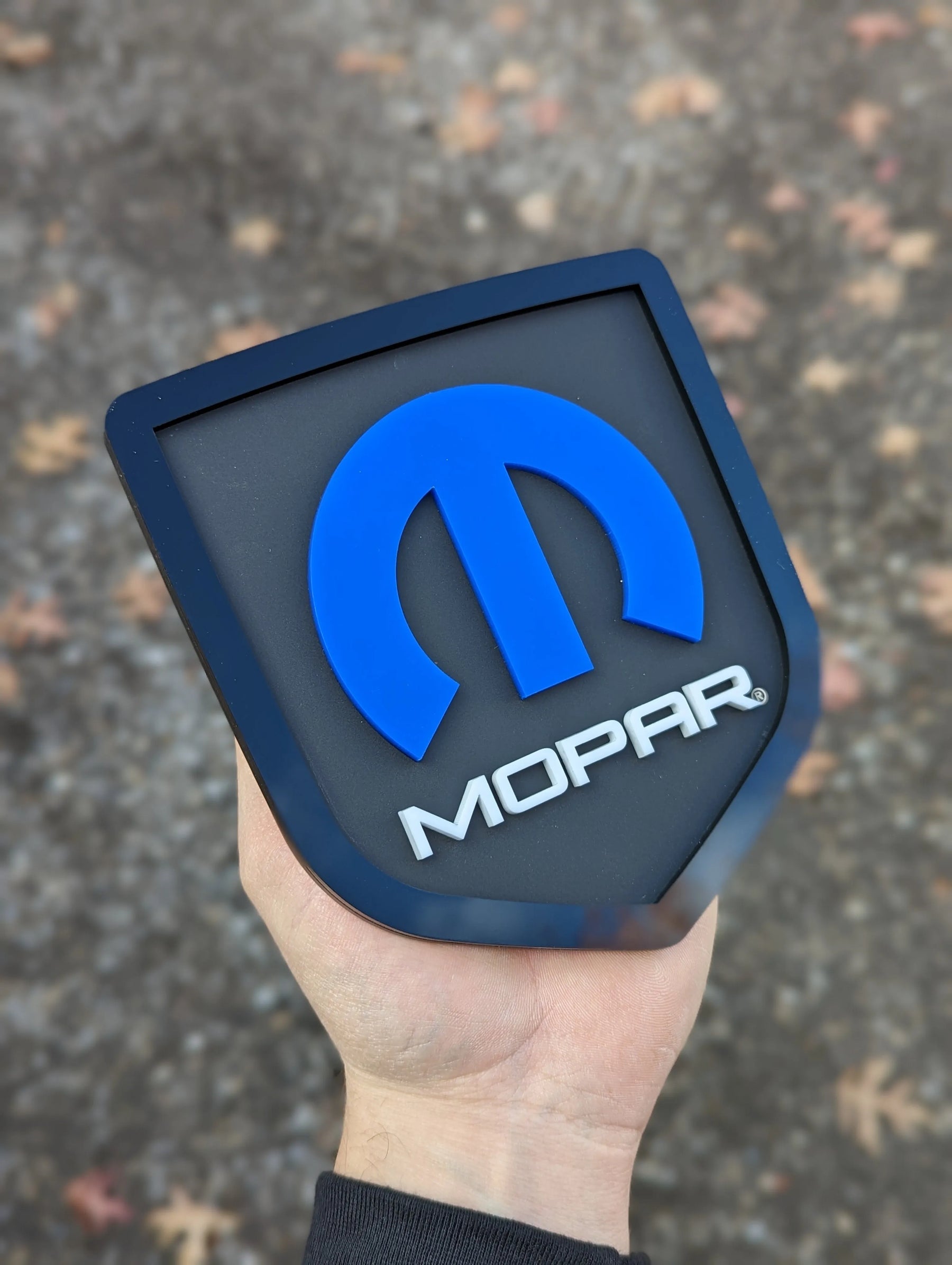 Insignia para portón trasero Mopar®: compatible con portón trasero RAM® 2008-2018: 1500, 2500, 3500. Producto con licencia oficial.