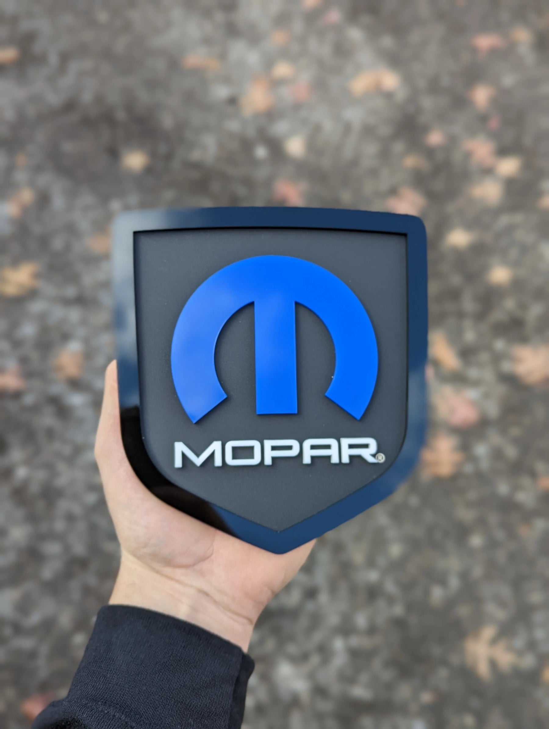 Insignia para portón trasero Mopar®: compatible con portón trasero RAM® 2008-2018: 1500, 2500, 3500. Producto con licencia oficial.