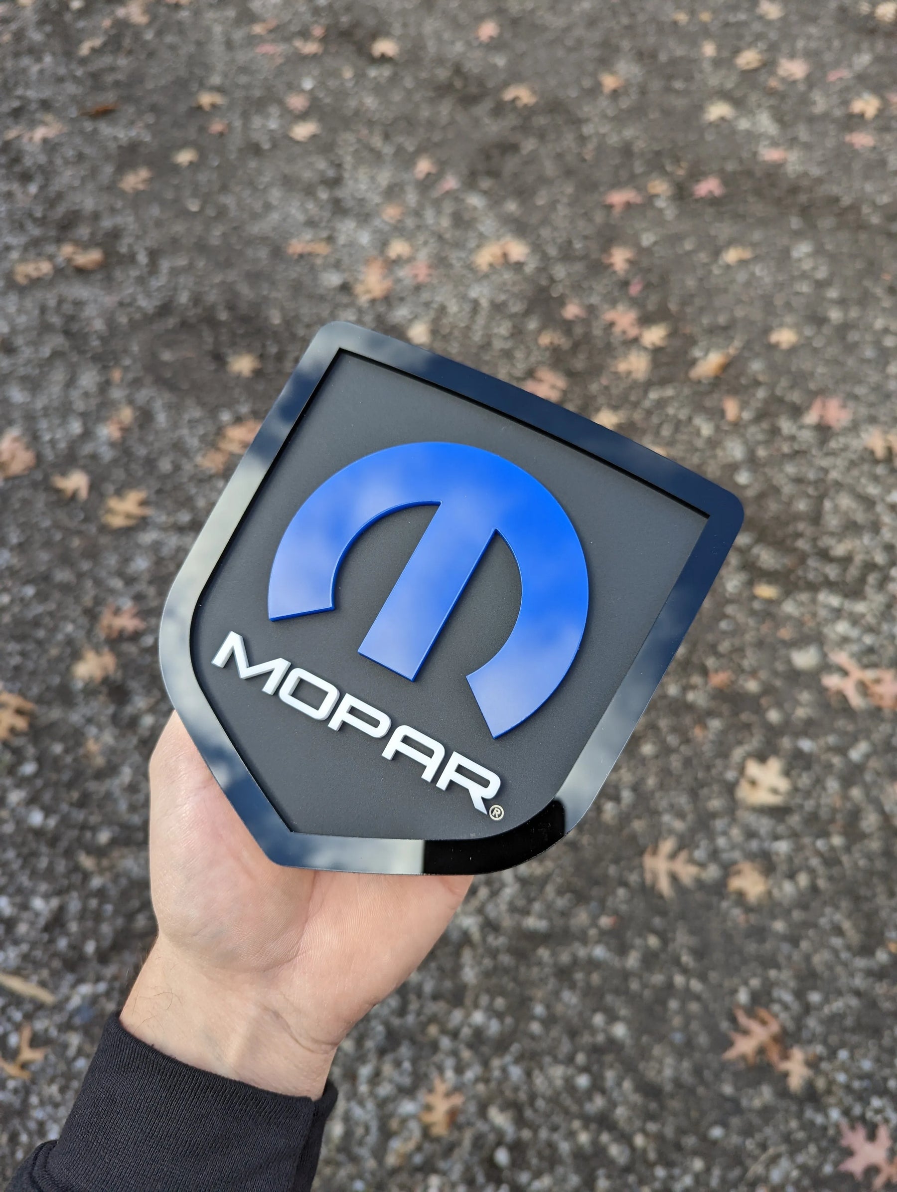 Insignia para portón trasero Mopar®: compatible con portón trasero RAM® 2008-2018: 1500, 2500, 3500. Producto con licencia oficial.