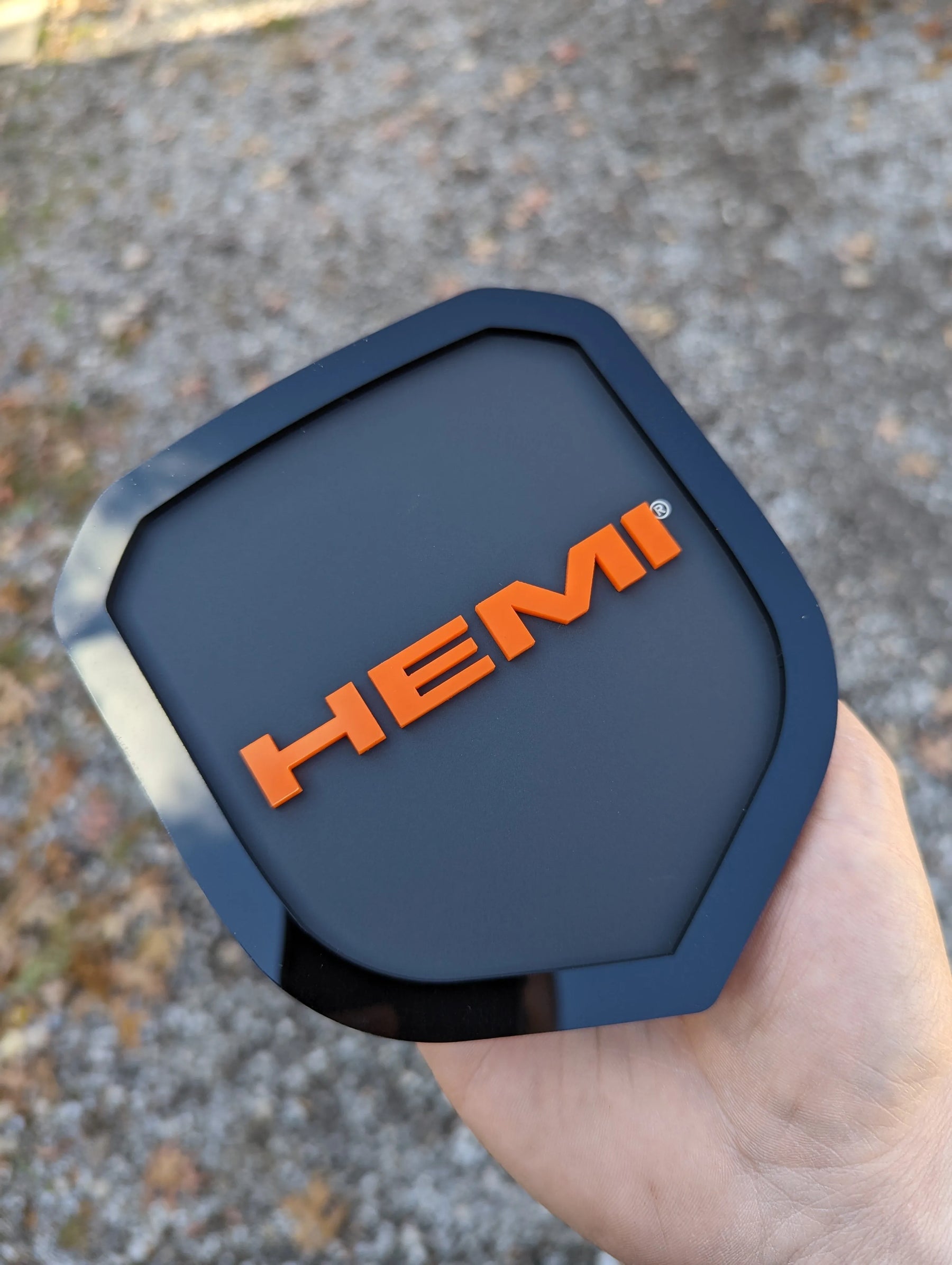 Insignia de rejilla HEMI®: compatible con modelos RAM® 2013-2018 y rejilla clásica 2019+: 1500, 2500, 3500. Producto con licencia oficial.