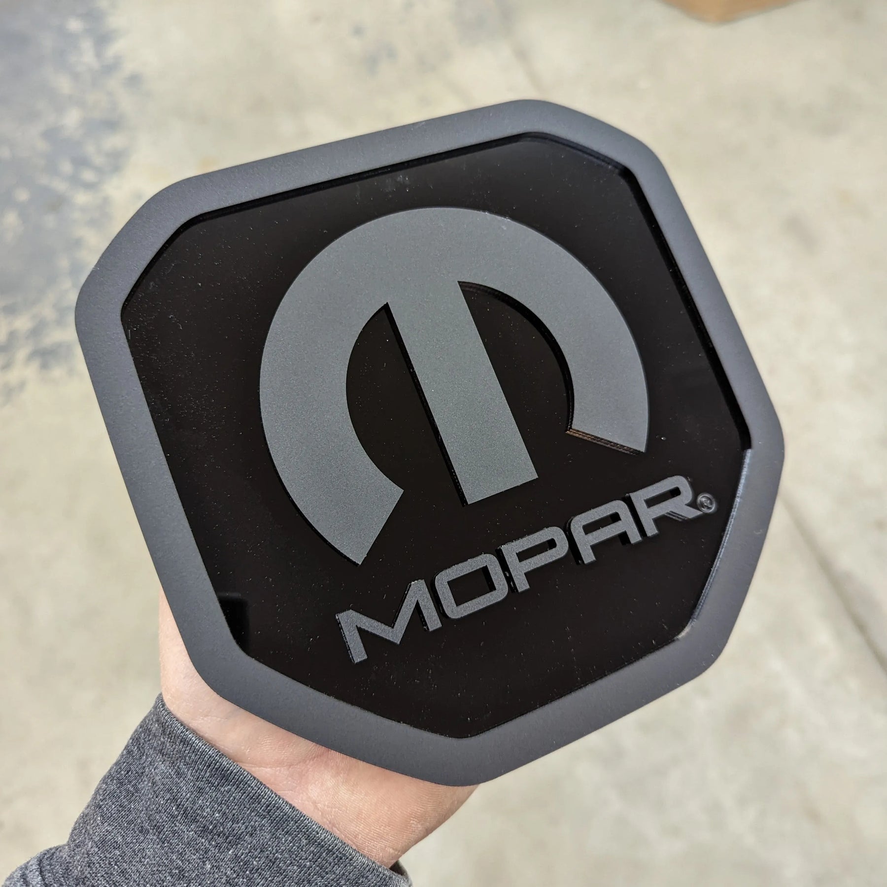 Insignia para portón trasero Mopar®: compatible con portón trasero RAM® 2019+ -1500, 2500, 3500 - Color negro