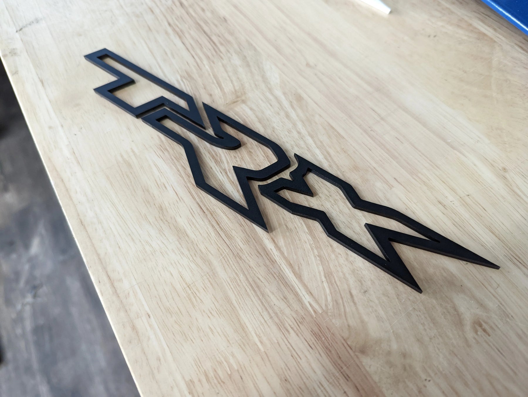 Insignia para puerta o portón trasero TRX® - Montaje con cinta adhesiva - Elige tu color - Producto con licencia oficial