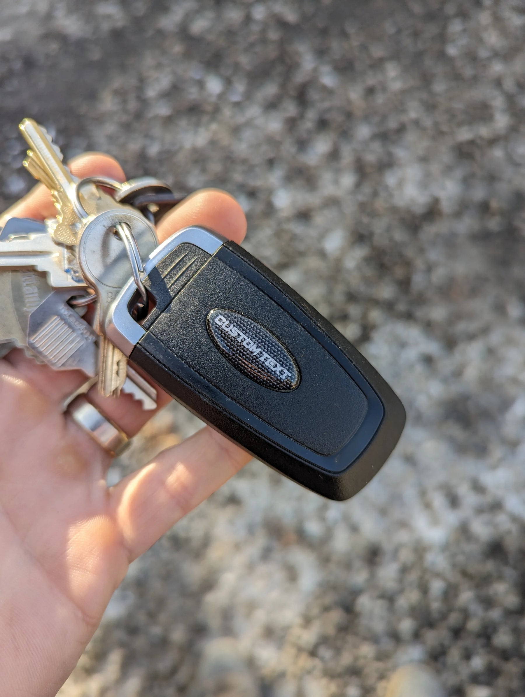 Recubrimiento de llavero con texto personalizado - Ovalado - Compatible con muchos vehículos Ford® - Varios colores disponibles