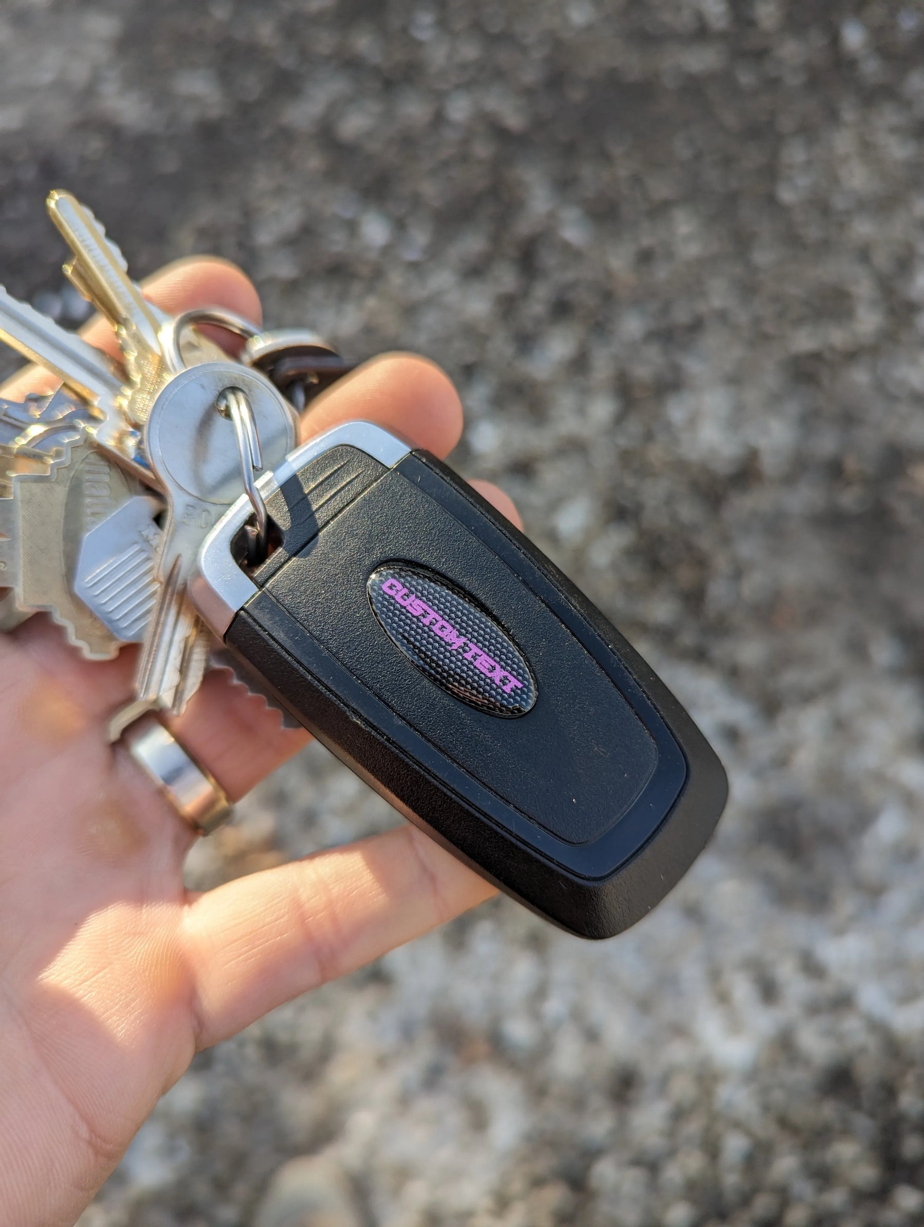 Recubrimiento de llavero con texto personalizado - Ovalado - Compatible con muchos vehículos Ford® - Varios colores disponibles
