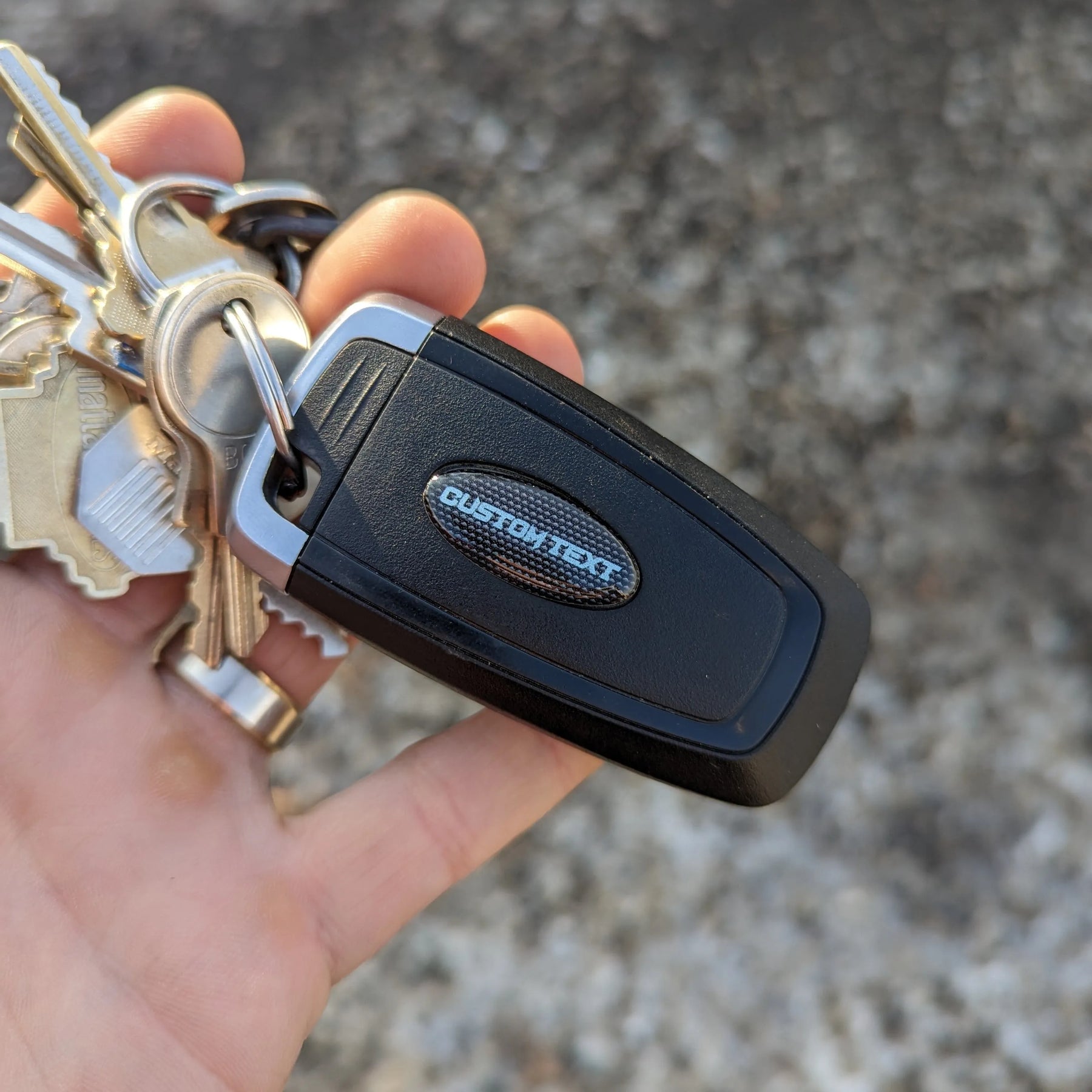 Recubrimiento de llavero con texto personalizado - Ovalado - Compatible con muchos vehículos Ford® - Varios colores disponibles