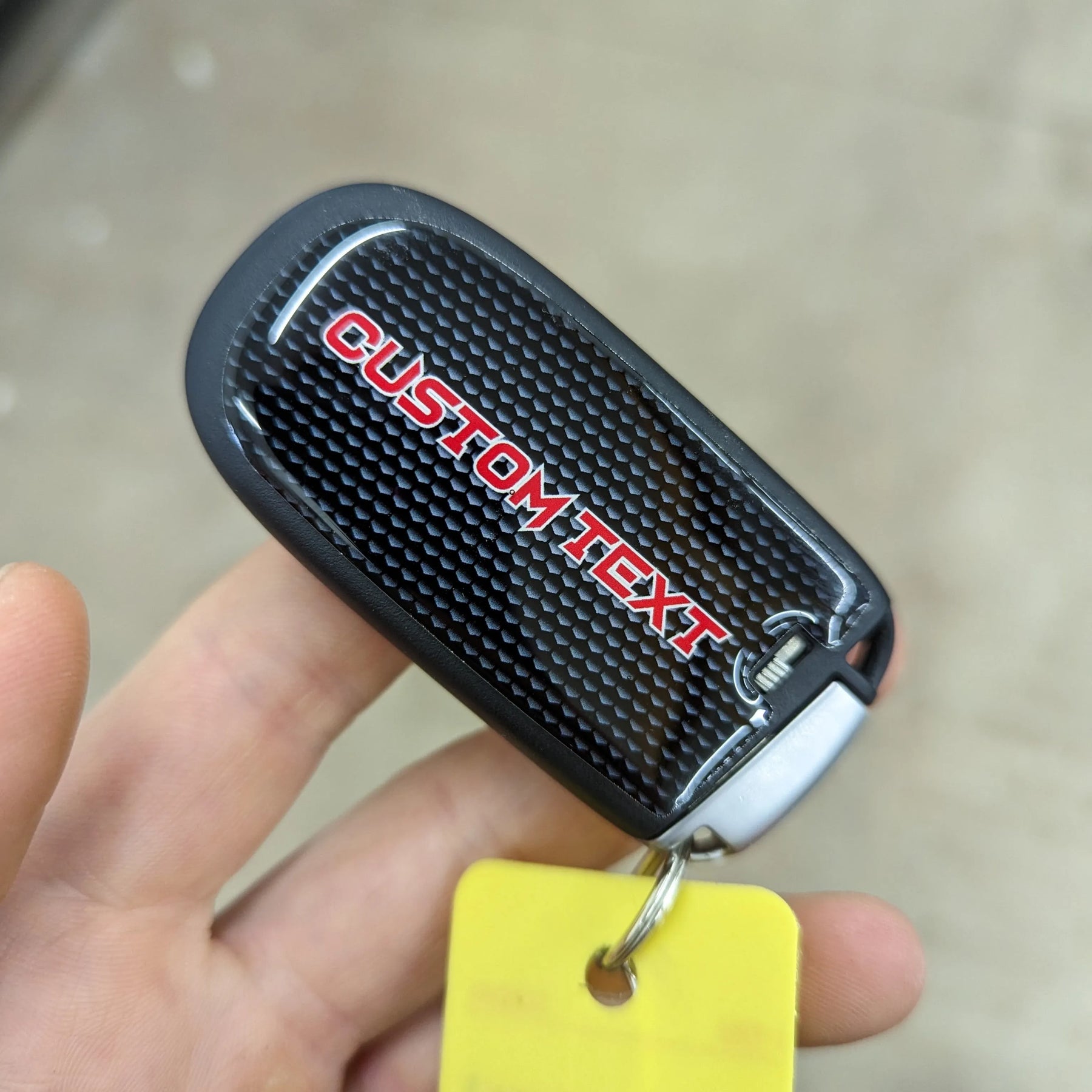 Recubrimiento de llavero con texto personalizado: compatible con RAM® 2013-2018. Disponible en varios colores