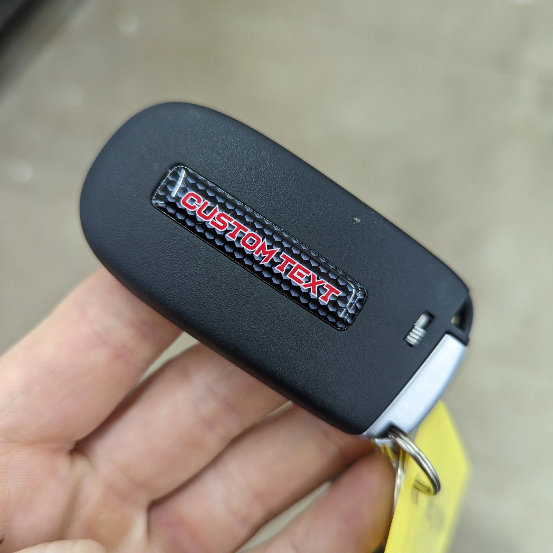 Llavero con texto personalizado en forma de rectángulo superpuesto: compatible con RAM® 2013-2018. Disponible en varios colores