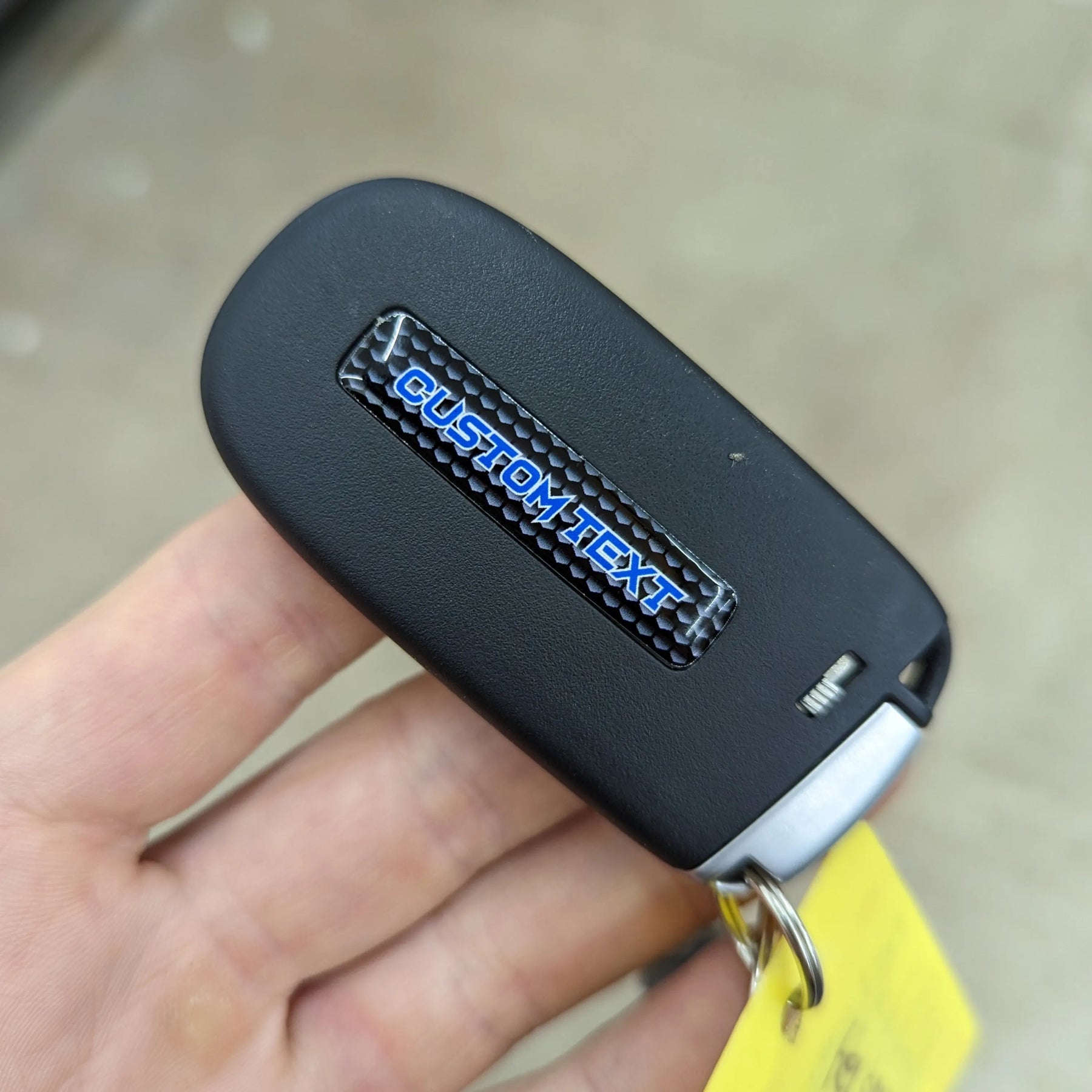Llavero con texto personalizado en forma de rectángulo superpuesto: compatible con RAM® 2013-2018. Disponible en varios colores