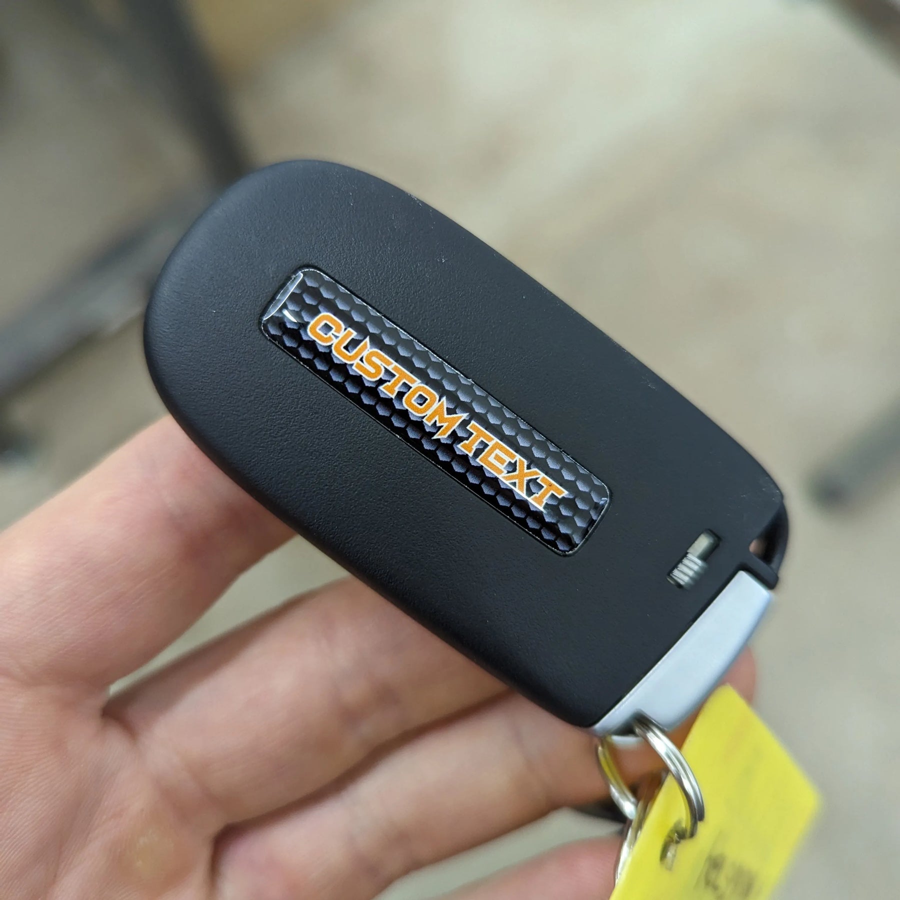 Llavero con texto personalizado en forma de rectángulo superpuesto: compatible con RAM® 2013-2018. Disponible en varios colores
