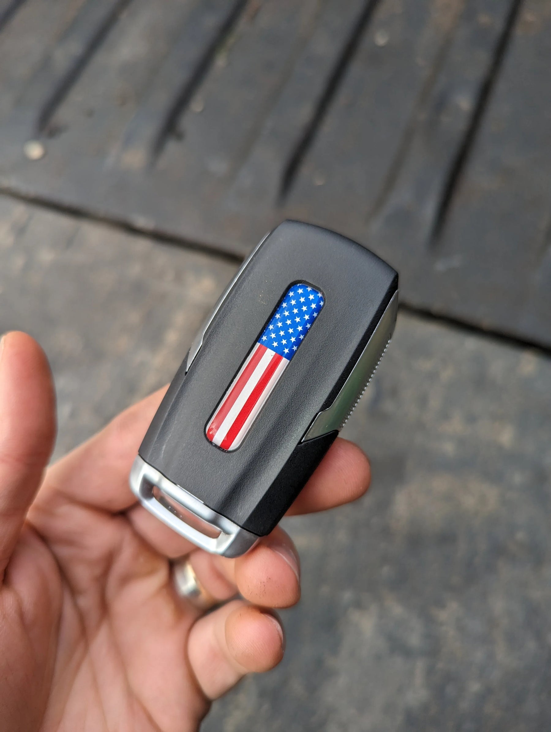 Llavero con bandera estadounidense, a todo color, compatible con modelos RAM® 1500 2019-2022