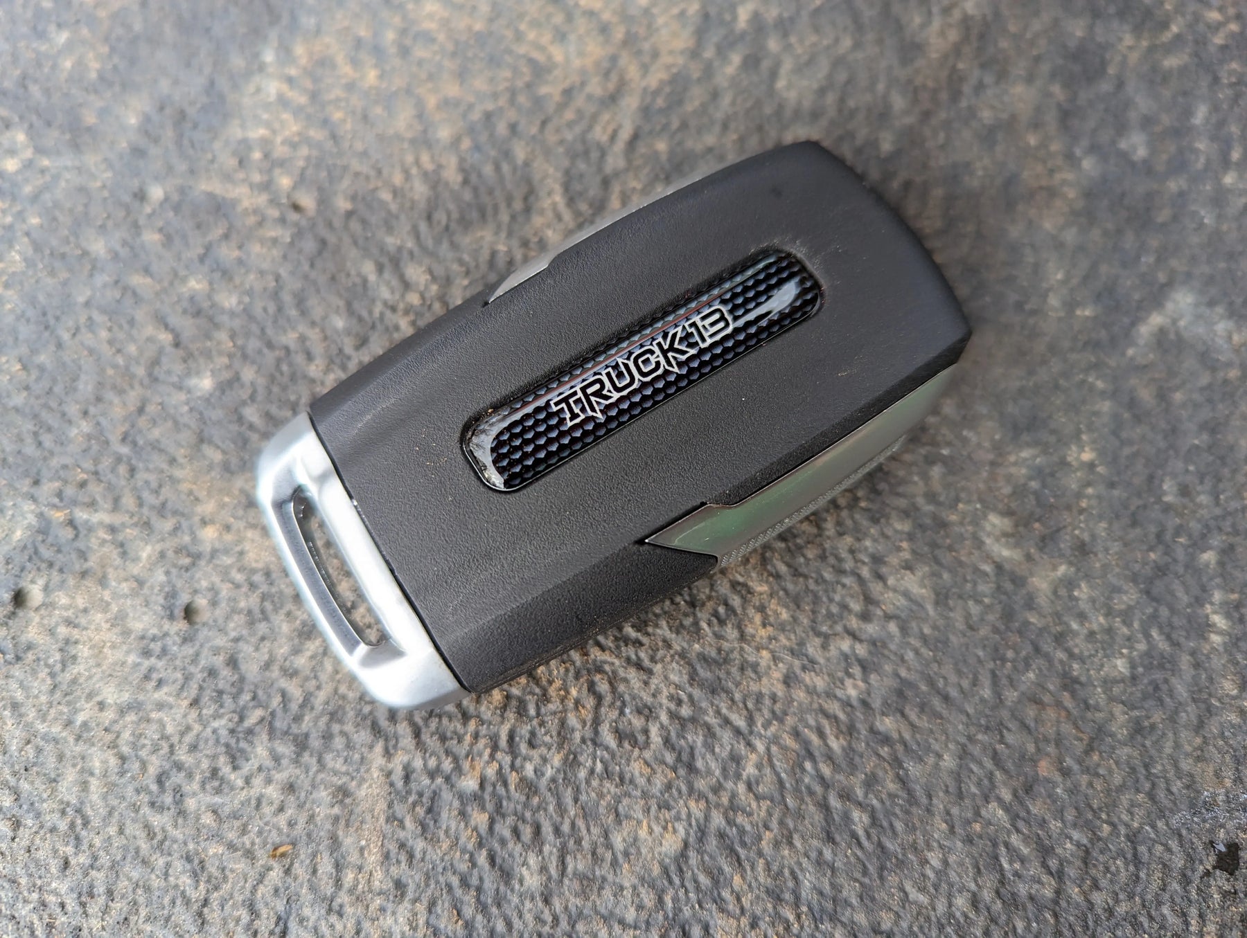 Recubrimiento de llavero con texto personalizado: compatible con RAM® 1500 2019-2022; varios colores disponibles