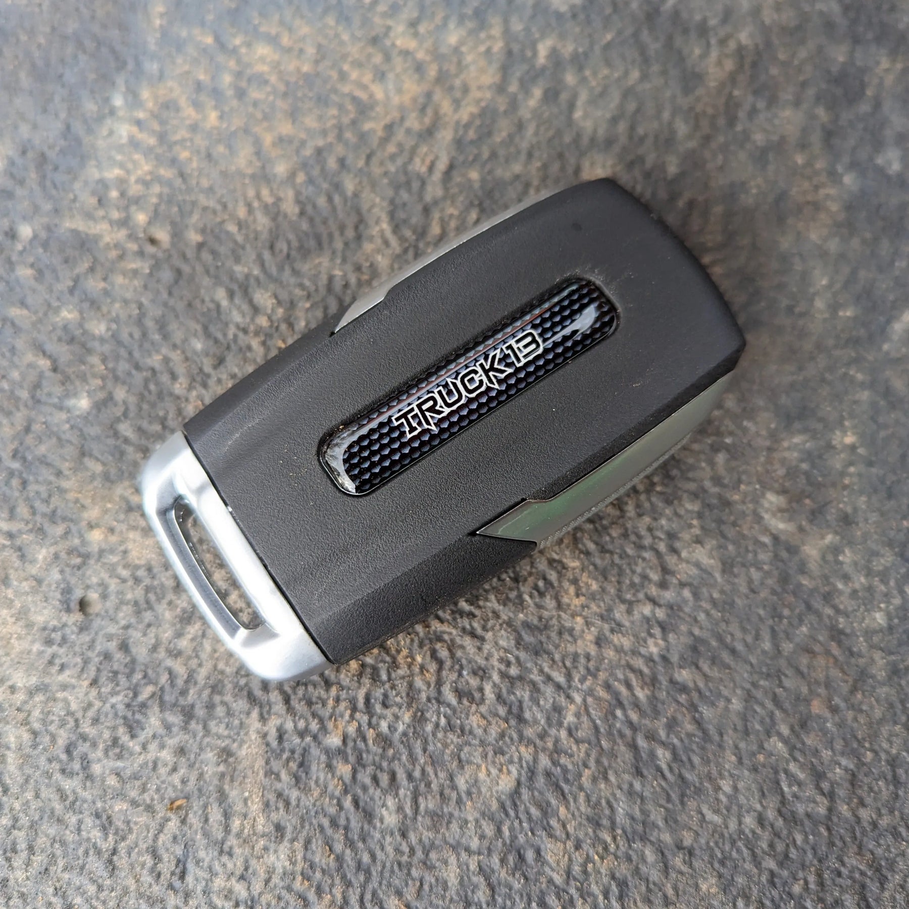 Recubrimiento de llavero con texto personalizado: compatible con RAM® 1500 2019-2022; varios colores disponibles