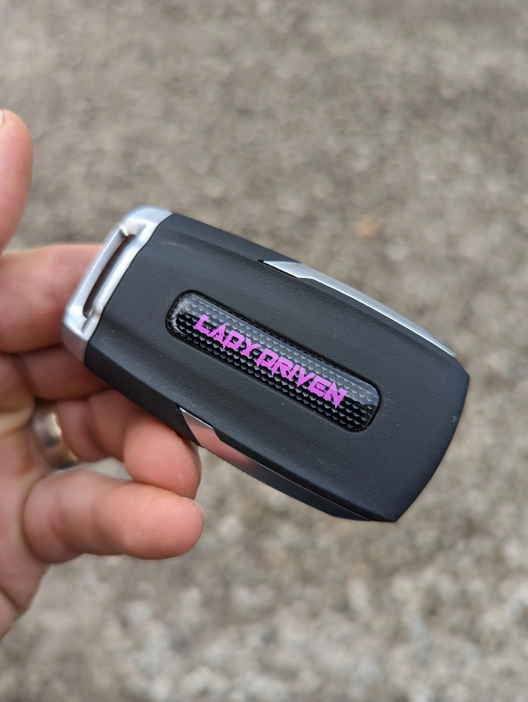 Recubrimiento de llavero con texto personalizado: compatible con RAM® 1500 2019-2022; varios colores disponibles
