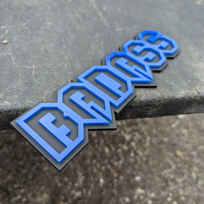 Insignia de vehículo con texto personalizado: fuente en forma de recuadro: opciones de varios colores disponibles