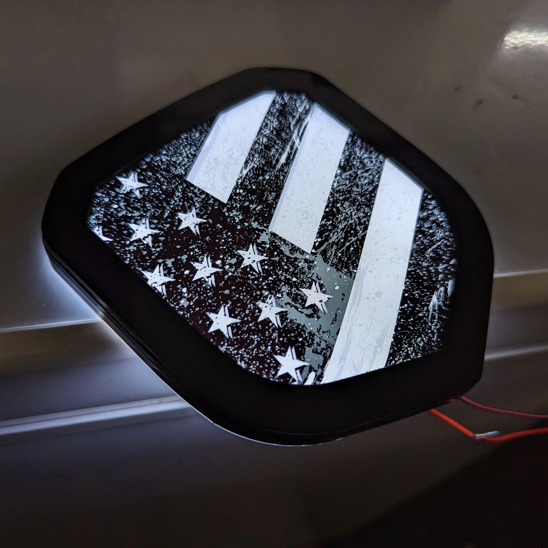 Insignia de rejilla LED personalizada a todo color: compatible con RAM® 2013-2018 y rejilla clásica 2019+: 1500, 2500, 3500