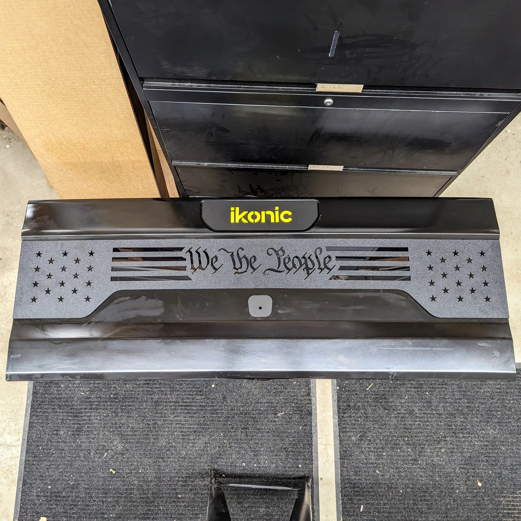 Aplique para portón trasero We The People: compatible con Jeep® Gladiator® 2020-2023
