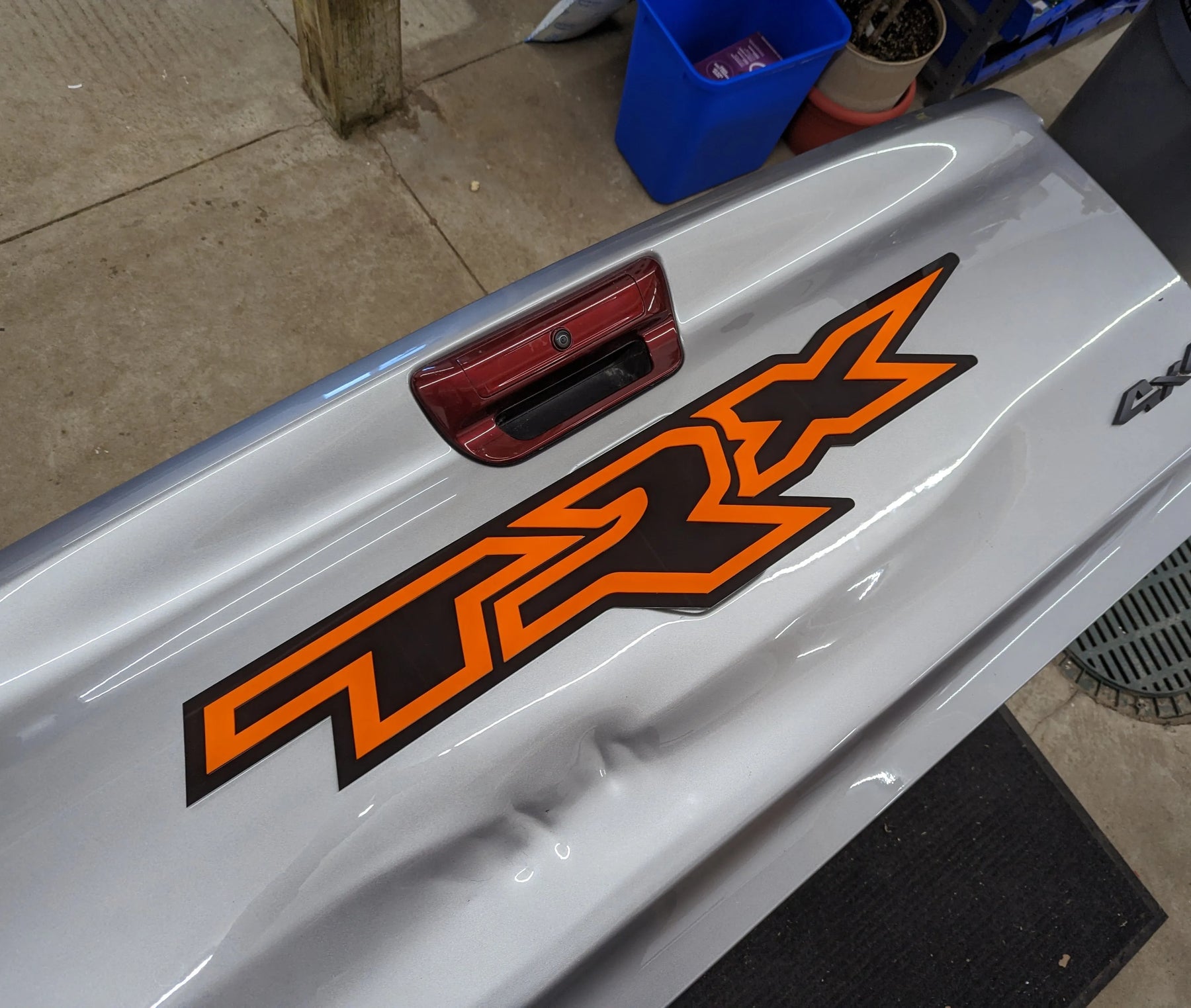 Insignia para portón trasero XL TRX - Montaje con cinta adhesiva - Varios colores disponibles - Producto con licencia oficial