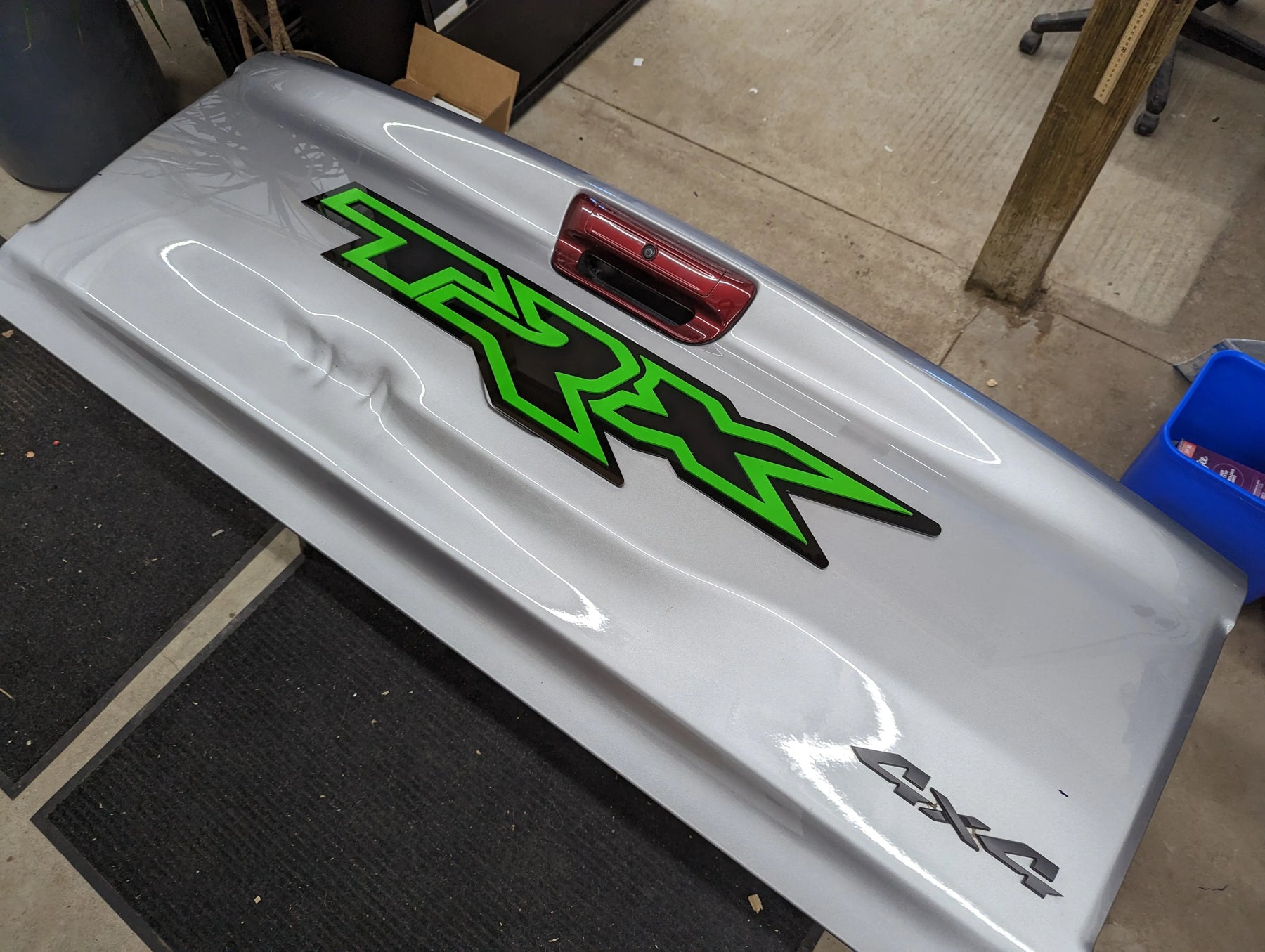 Insignia para portón trasero XL TRX - Montaje con cinta adhesiva - Varios colores disponibles - Producto con licencia oficial