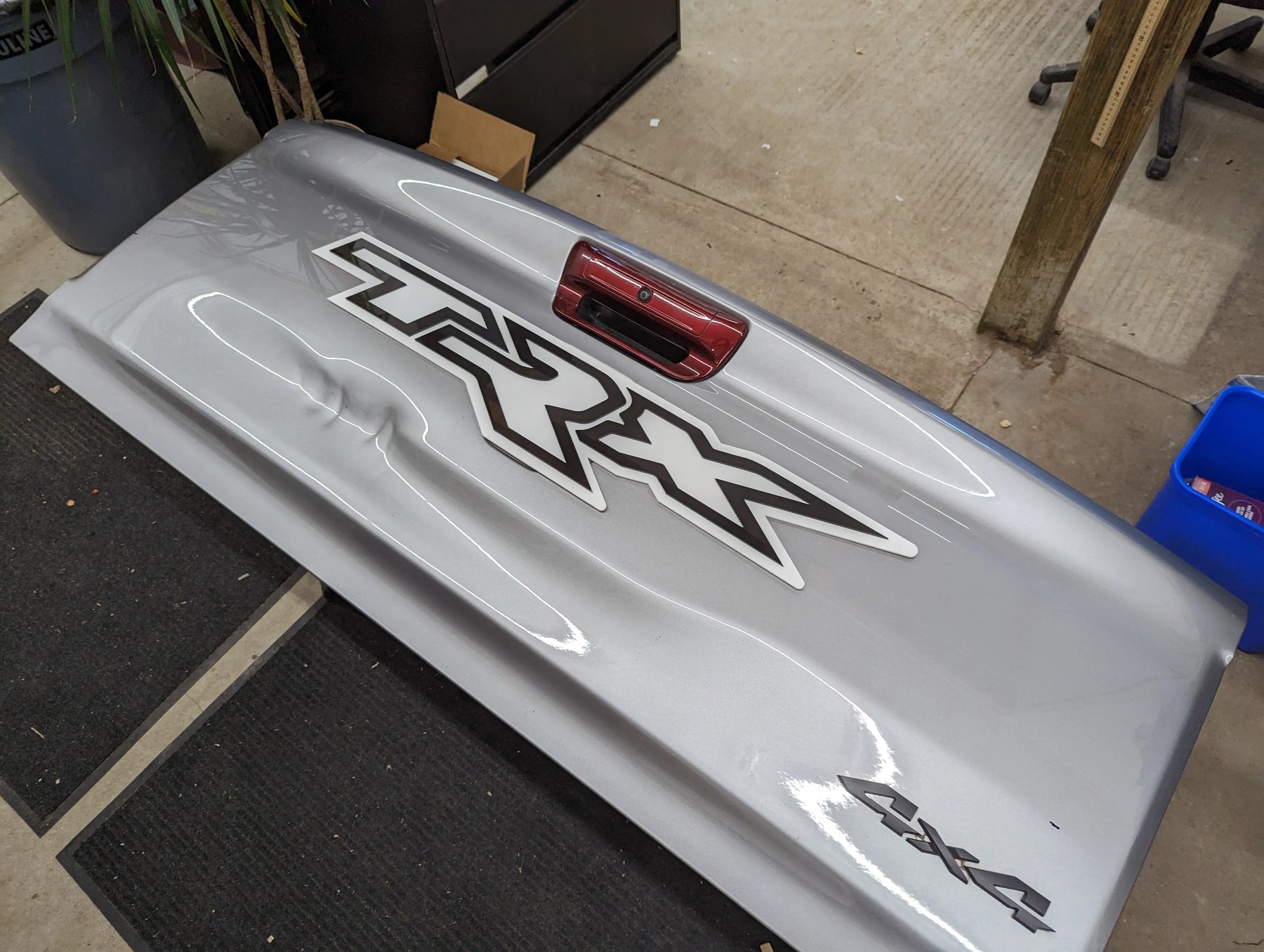 Insignia para portón trasero XL TRX - Montaje con cinta adhesiva - Varios colores disponibles - Producto con licencia oficial