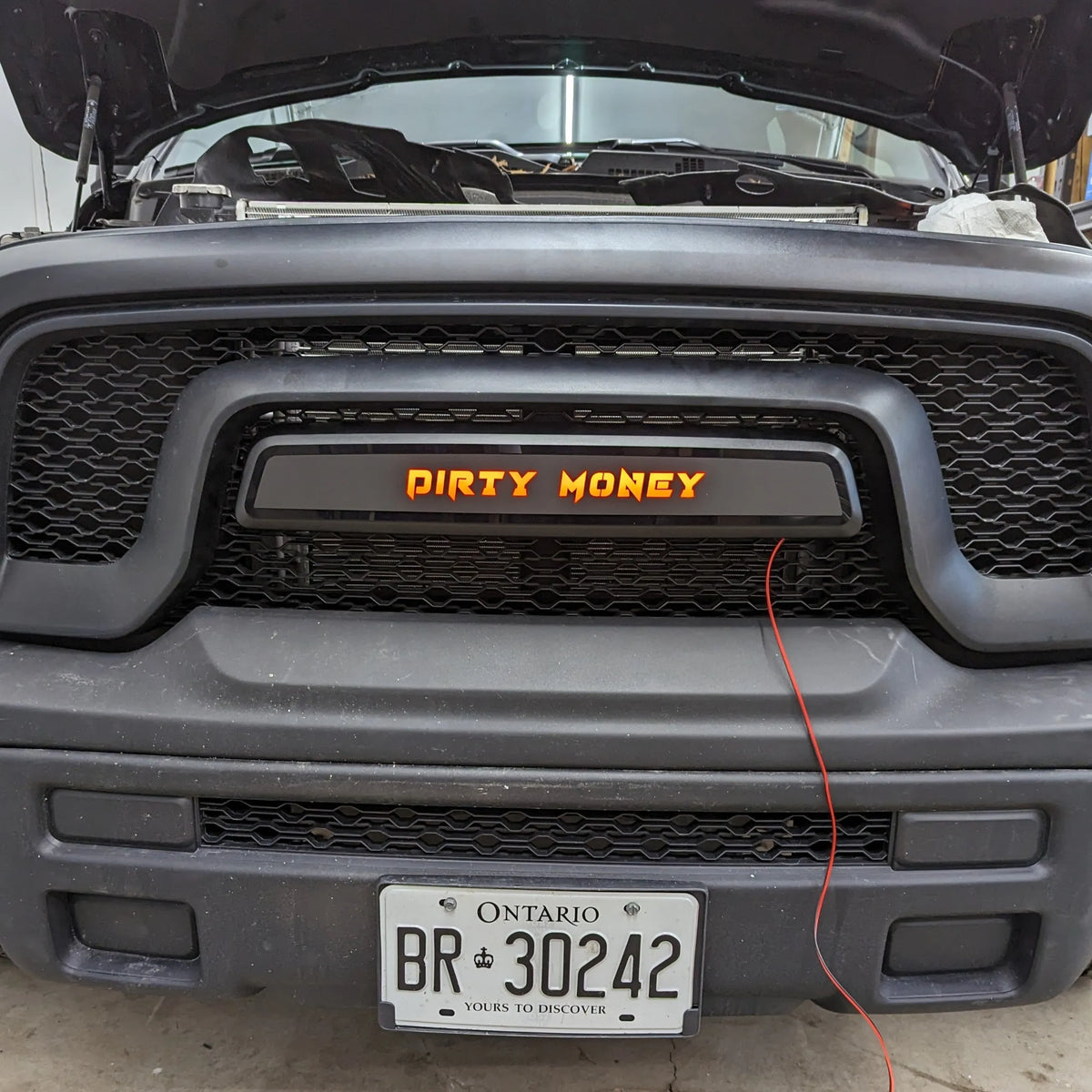 Reemplazo de insignia de rejilla LED con texto personalizado: compatible con RAM Classic 2015-2023 (solo estilo Rebel)