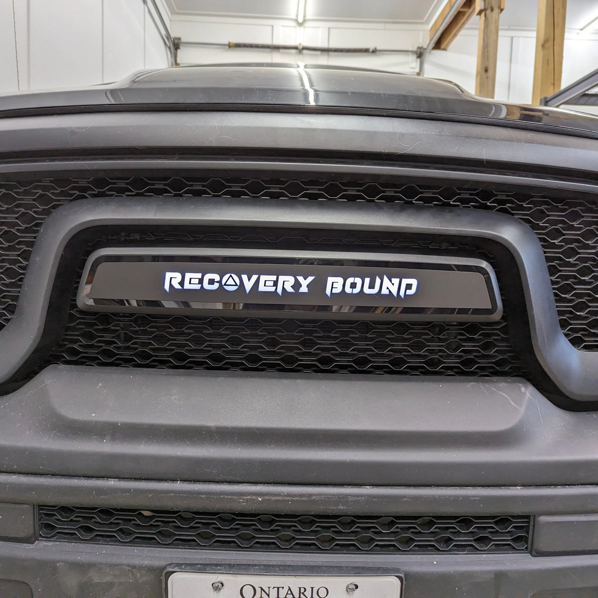 Reemplazo de insignia de rejilla LED con texto personalizado: compatible con RAM Classic 2015-2023 (solo estilo Rebel)