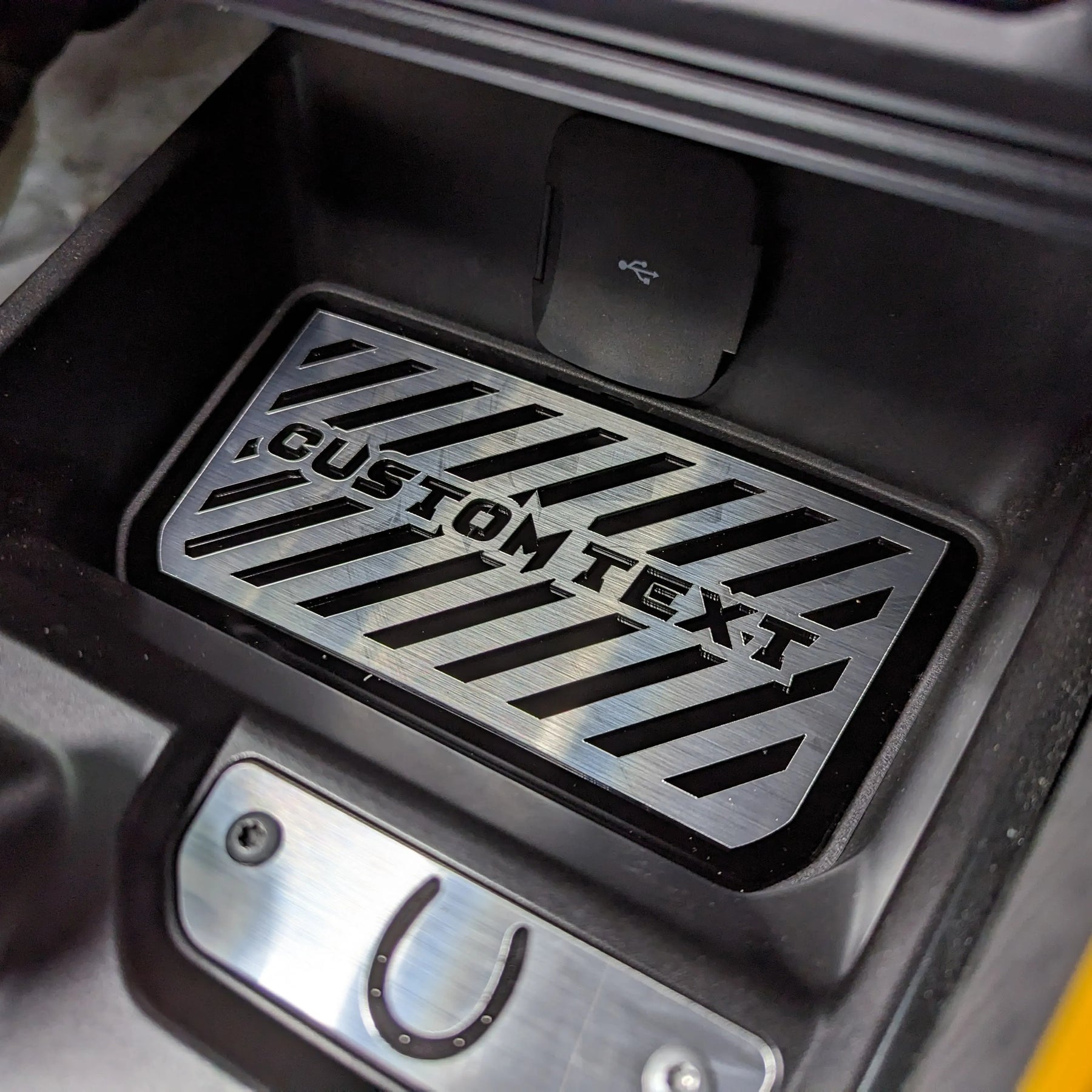 Inserto de bolsillo para almacenamiento de consola con emblema: líneas y texto personalizado; compatible con Bronco® 2021+ (automático); varios colores disponibles