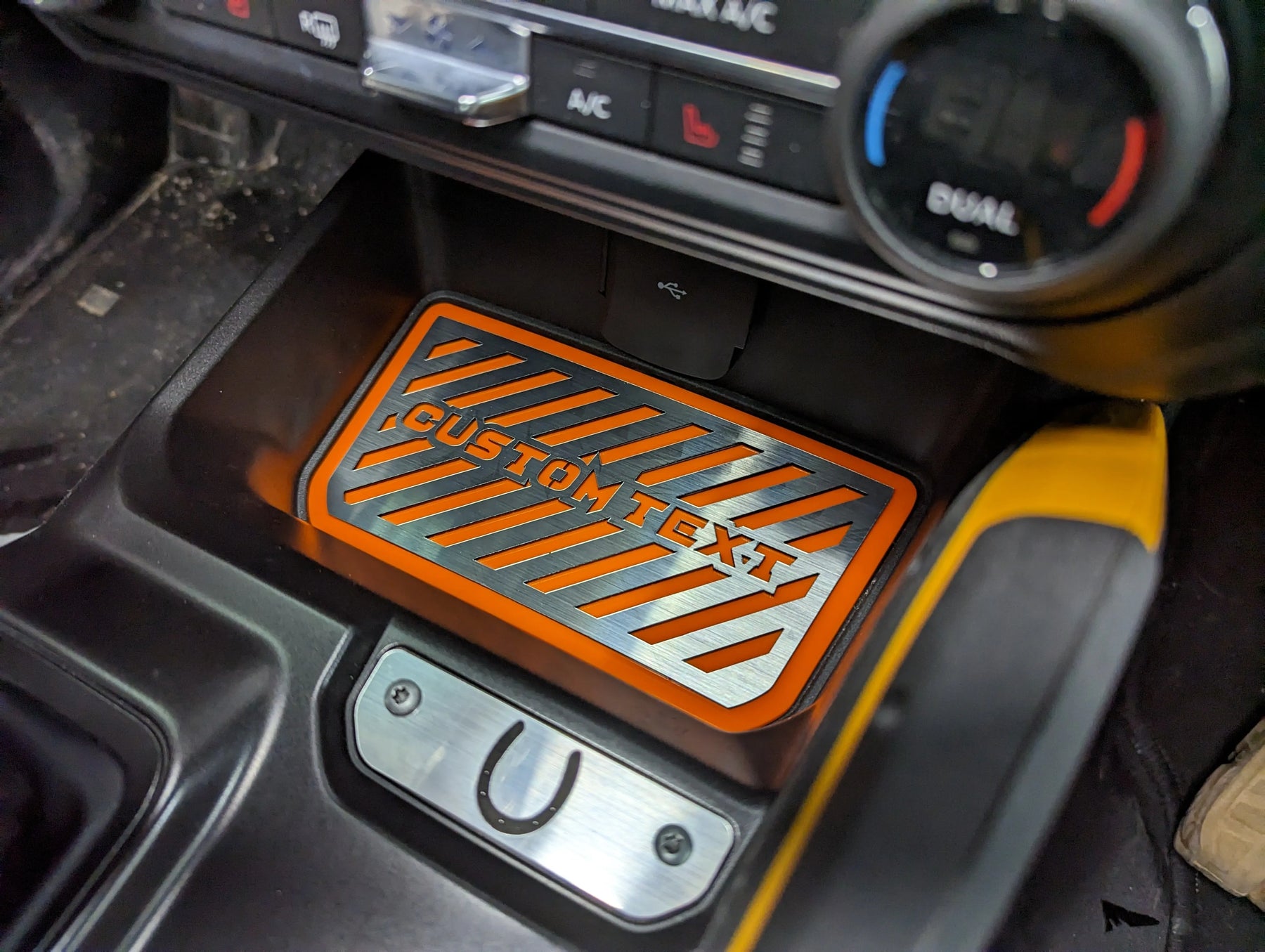Inserto de bolsillo para almacenamiento de consola con emblema: líneas y texto personalizado; compatible con Bronco® 2021+ (automático); varios colores disponibles