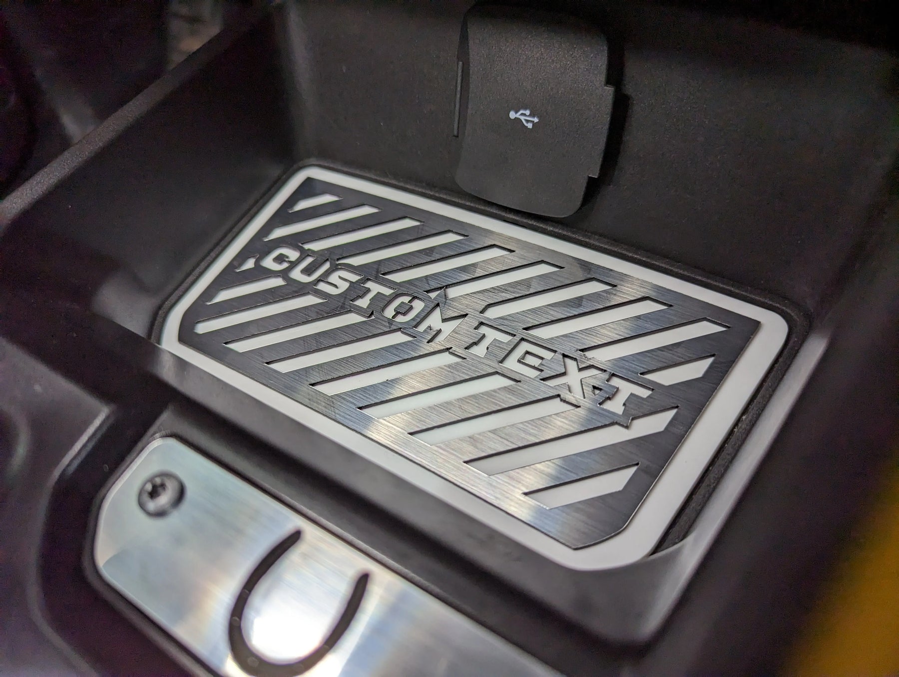 Inserto de bolsillo para almacenamiento de consola con emblema: líneas y texto personalizado; compatible con Bronco® 2021+ (automático); varios colores disponibles