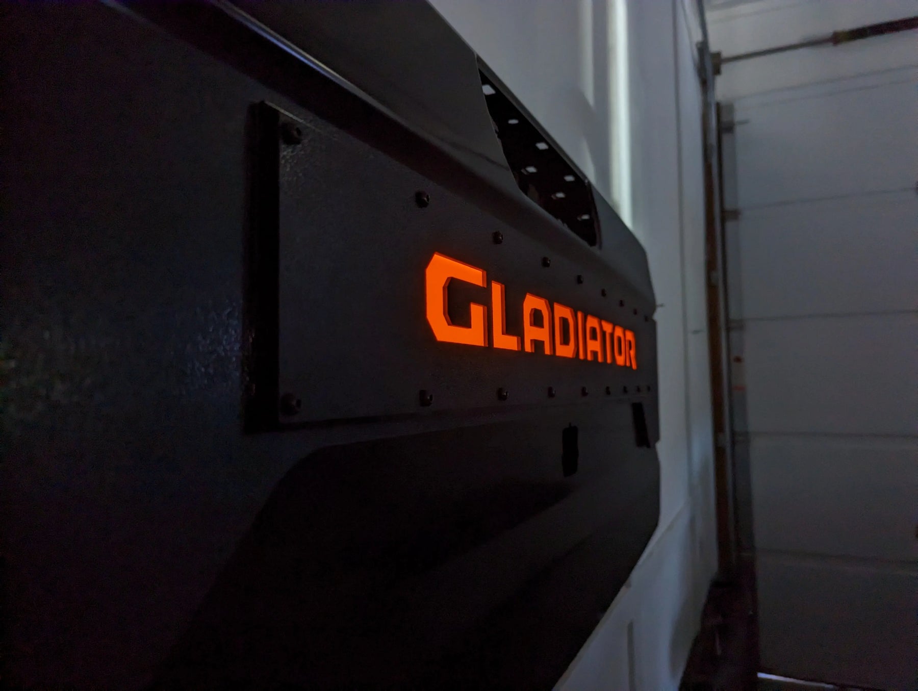 Aplique para portón trasero Gladiator® - LED o sin iluminación - Varios colores disponibles - Producto con licencia oficial