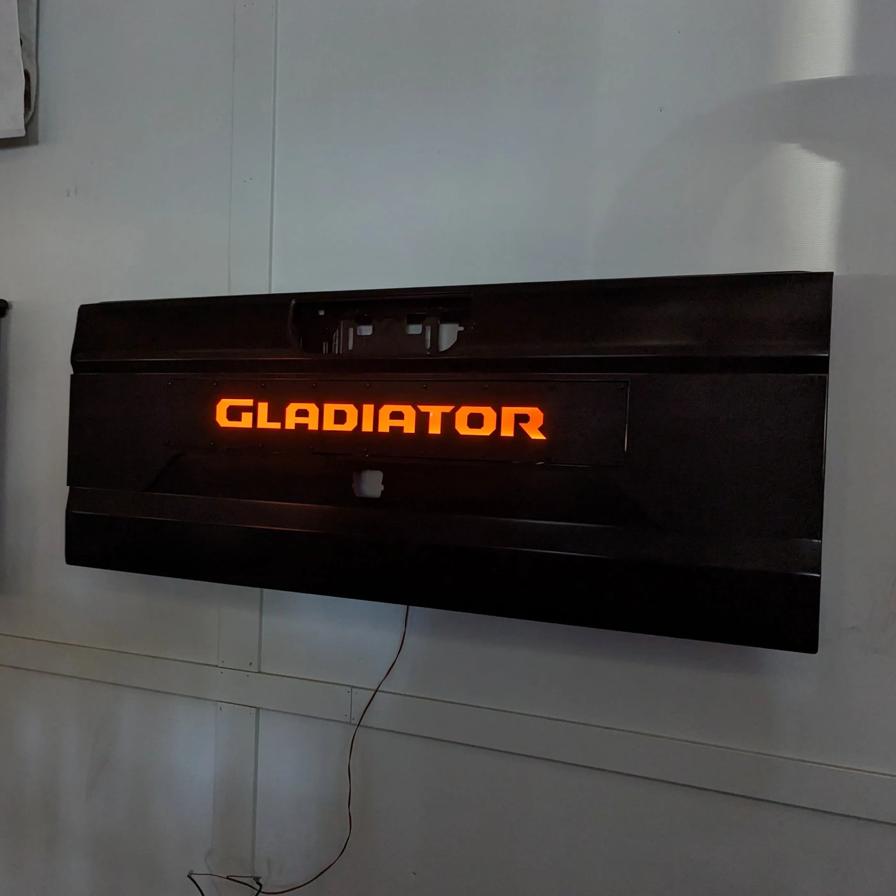 Aplique para portón trasero Gladiator® - LED o sin iluminación - Varios colores disponibles - Producto con licencia oficial