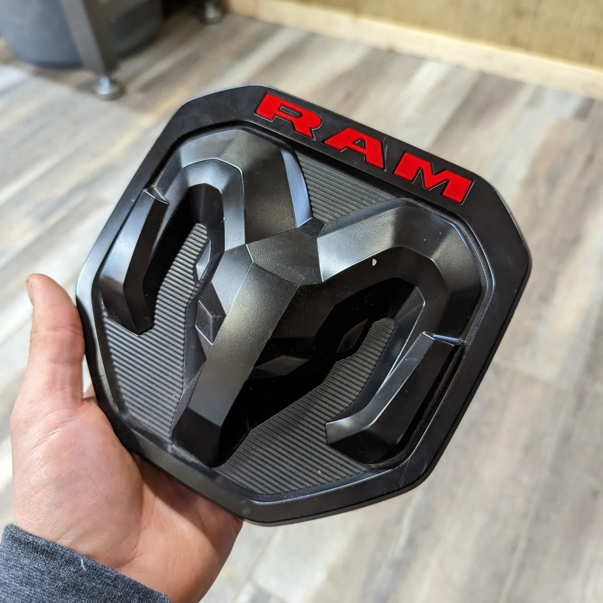 Inserciones con letras decorativas RAM®: compatibles con RAM® 2019+ - 1500, 2500, 3500 (insignia OEM no incluida) - Producto con licencia oficial