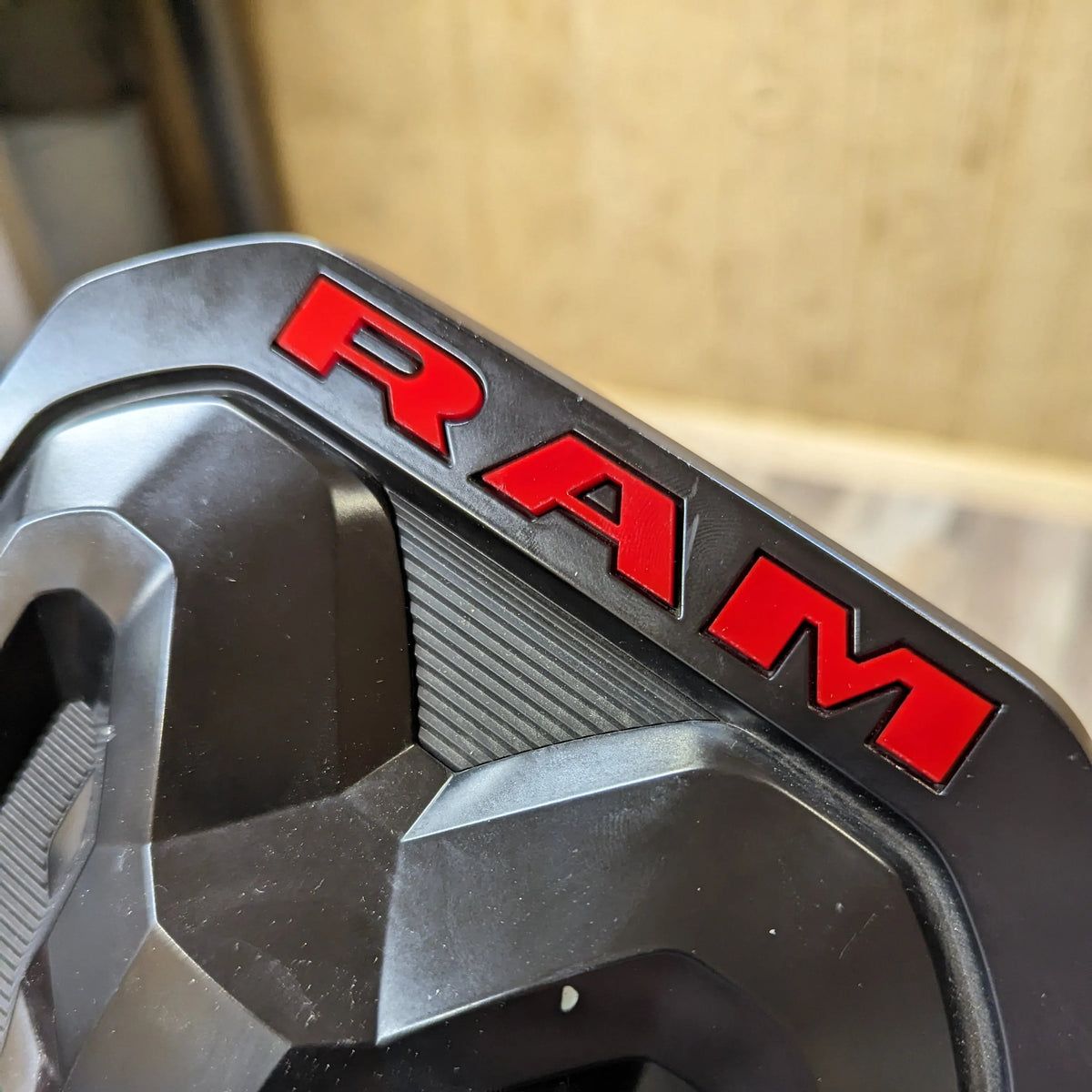 Inserciones con letras decorativas RAM®: compatibles con RAM® 2019+ - 1500, 2500, 3500 (insignia OEM no incluida) - Producto con licencia oficial
