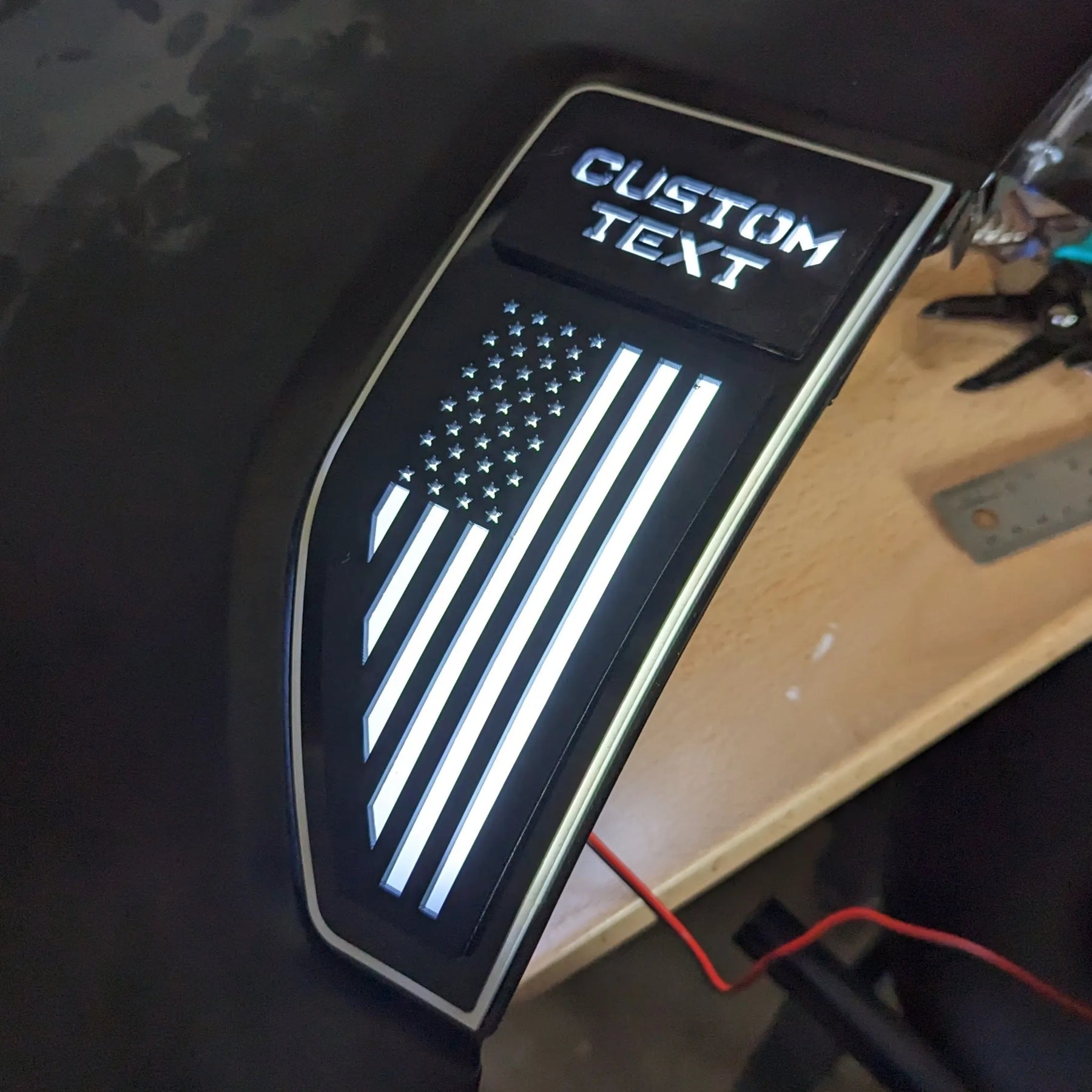 Juego de insignias LED para guardabarros con texto personalizado y bandera estadounidense: compatible con Ford® Maverick® 2022+, totalmente personalizable