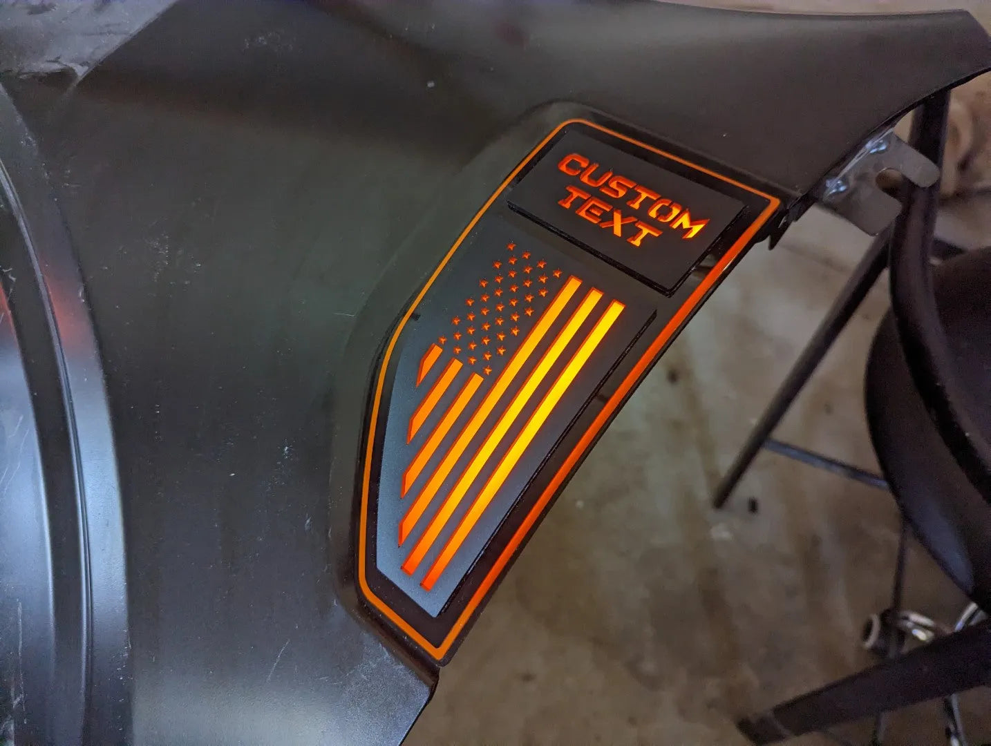 Juego de insignias LED para guardabarros con texto personalizado y bandera estadounidense: compatible con Ford® Maverick® 2022+, totalmente personalizable