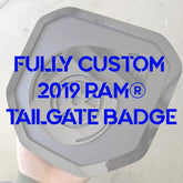 Insignia PERSONALIZADA: compatible con Dodge® Ram® Tailgate 2019+ (5.ª generación) -1500, 2500, 3500 - Cargue la suya