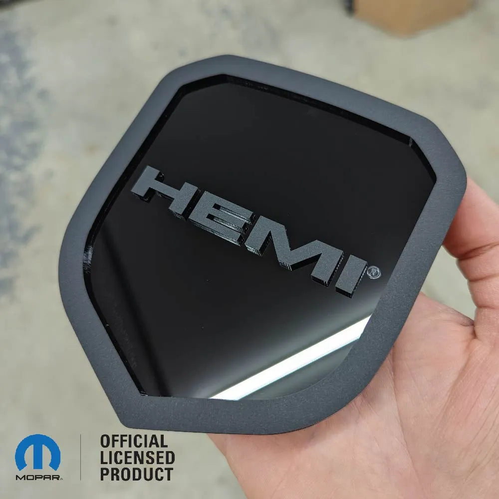 Insignia de rejilla HEMI®: compatible con modelos RAM® 2013-2018 y rejilla clásica 2019+: 1500, 2500, 3500, color negro. Producto con licencia oficial