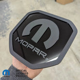 Insignia para portón trasero Mopar®: compatible con portón trasero RAM® 2019+ -1500, 2500, 3500 - Color negro