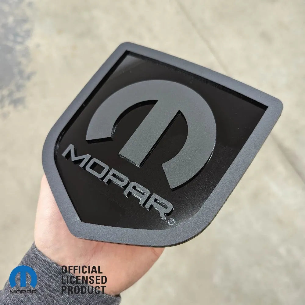 Insignia para portón trasero Mopar®: compatible con portón trasero RAM® 2008-2018: 1500, 2500, 3500, color negro. Producto con licencia oficial