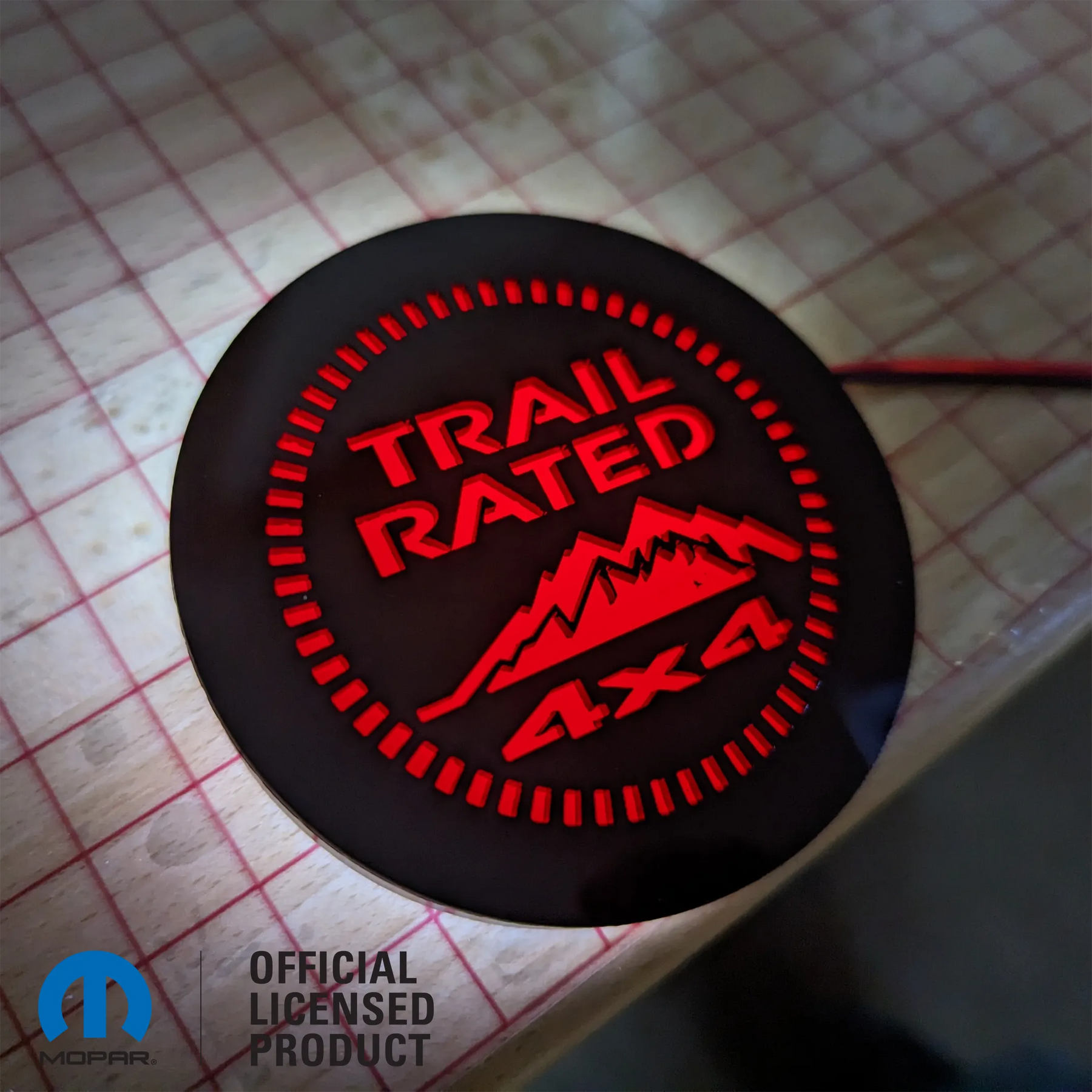 Insignia LED Jeep® Trail Rated 4x4 - Producto con licencia oficial - Negro y rojo