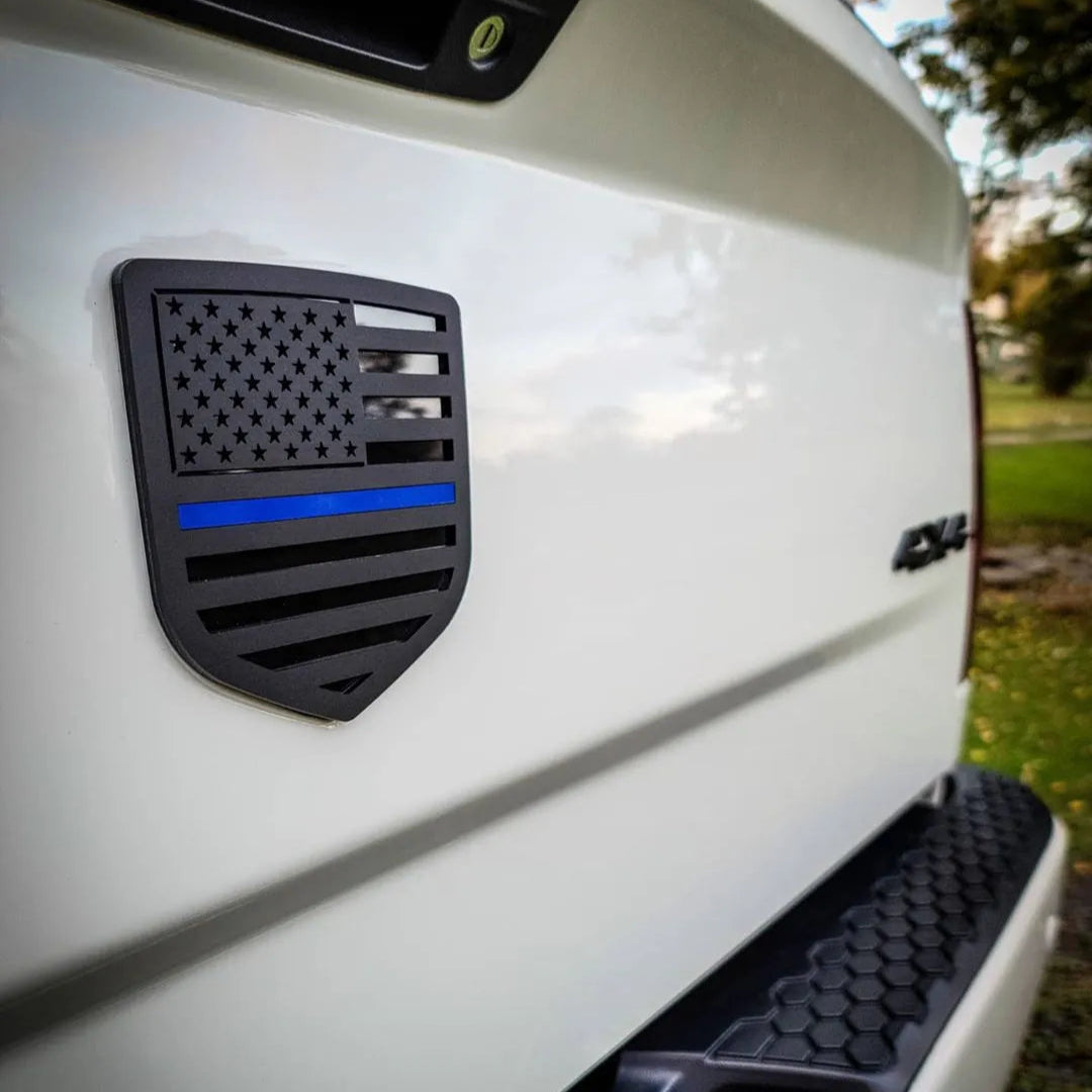 Insignia de la bandera estadounidense: compatible con modelos Dodge® Ram® 2009-2018, portón trasero, 1500, 2500, 3500, negro mate sobre negro con línea azul fina