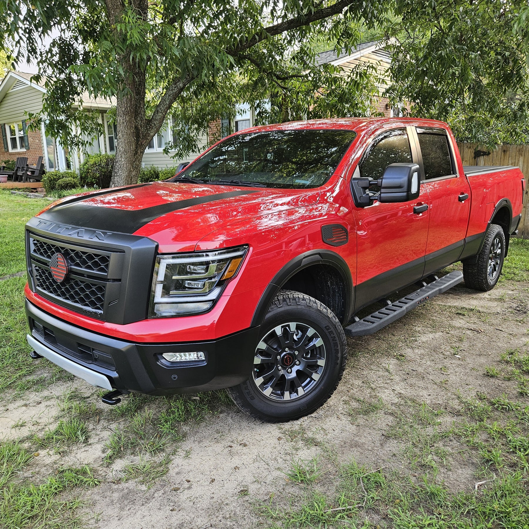 Insignias para guardabarros del Nissan Titan® 2016-2024: bandera estadounidense (varios colores disponibles)