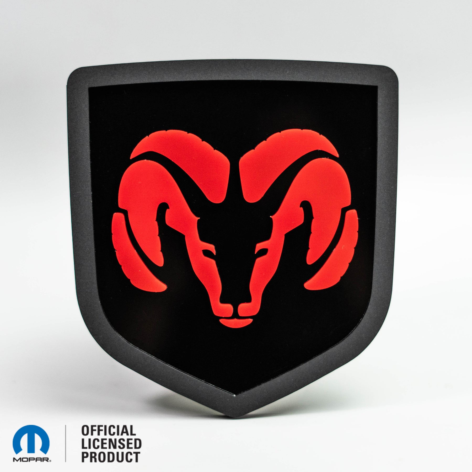 INSIGNIA PARA PORTON TRASERO CON LOGO DE CABEZA DE RAM - SE ADAPTA A LOS MODELOS DODGE® RAM® TAILGATE 2009-2018 - 1500, 2500, 3500 - Producto con licencia oficial - Elija sus colores