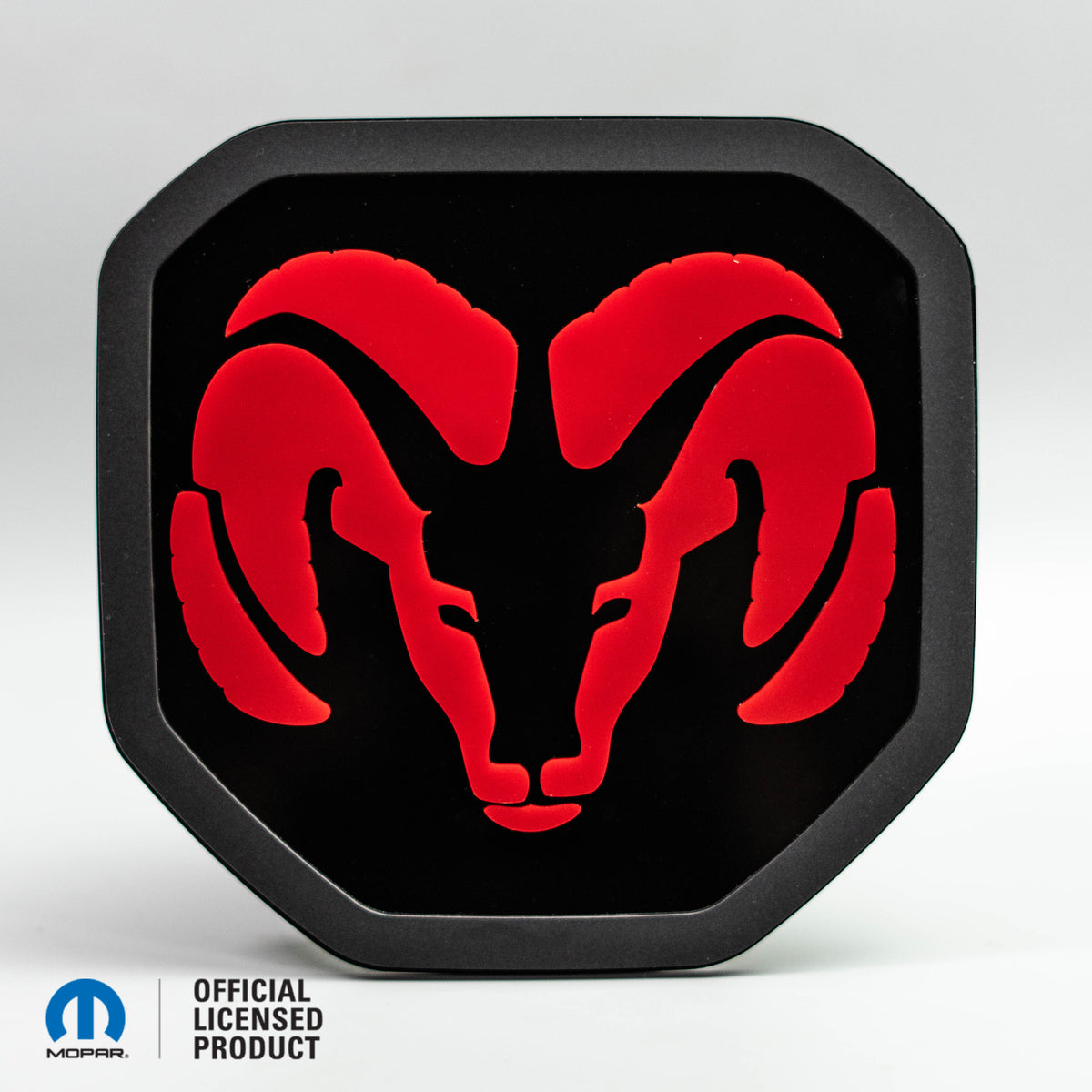 Insignia para portón trasero con el logotipo de la cabeza de RAM®: compatible con portones traseros RAM® 2019+ -1500, 2500, 3500 - Producto con licencia oficial - Elija su color