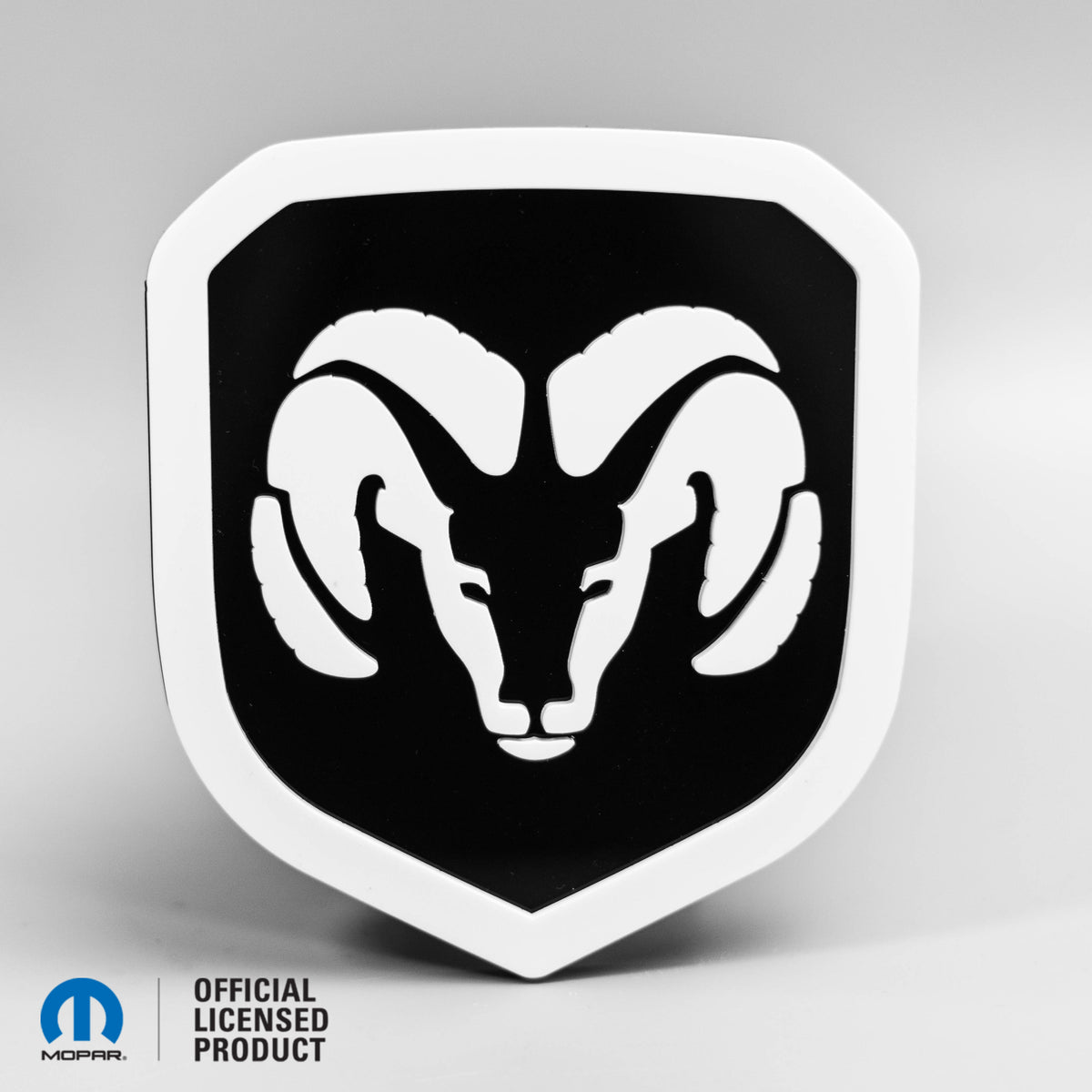 INSIGNIA DE PARRILLA CON LOGOTIPO DE CABEZA RAM® ESTILO 2 - COMPATIBLE CON PARRILLA DODGE® RAM® 2013-2018 - 1500, 2500, 3500 - Blanco sobre brillo - Producto con licencia oficial