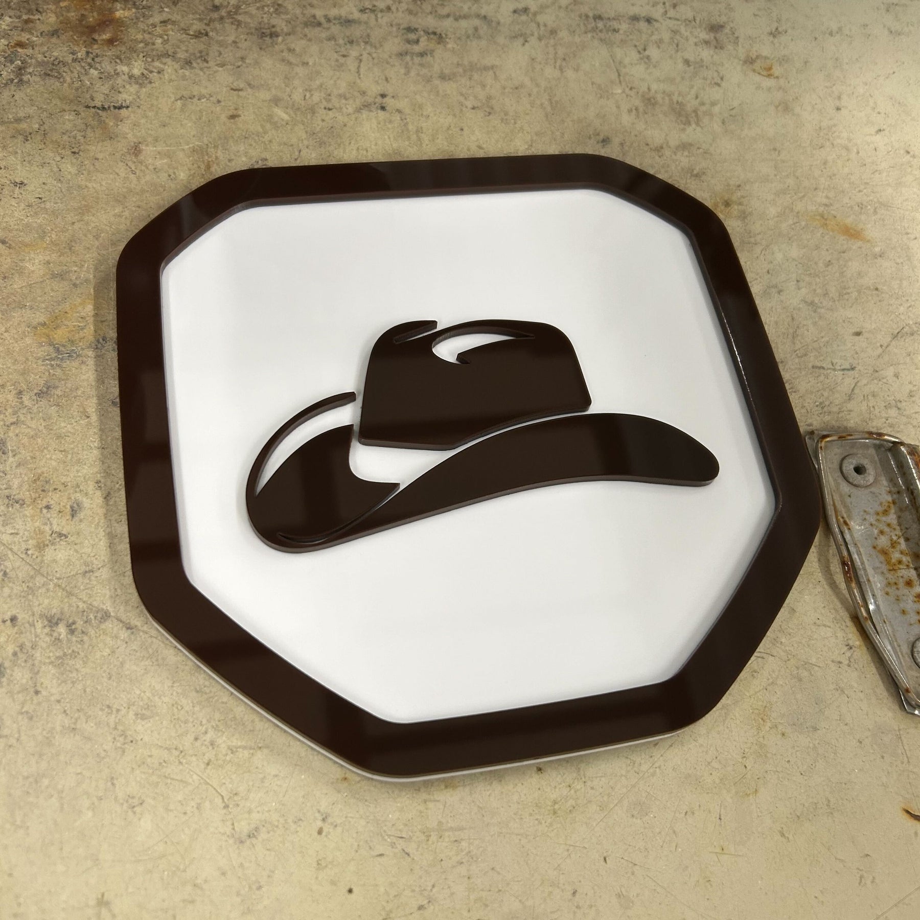 Insignia de sombrero de vaquero: compatible con Dodge® Ram® Tailgate 2019+ (5.ª generación): 1500, 2500, 3500