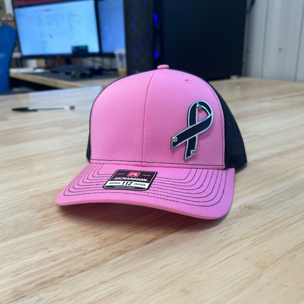 Gorra con insignia de concientización sobre el cáncer de mama: insignia negra y de acero inoxidable cepillado