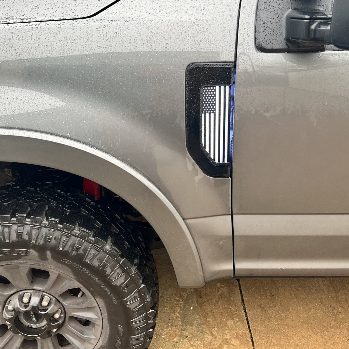 Ensemble d'insignes de garde-boue à LED avec drapeau américain - Compatible avec Ford® F250®, F350®, F450® 2017-2022 - Noir avec LED blanche