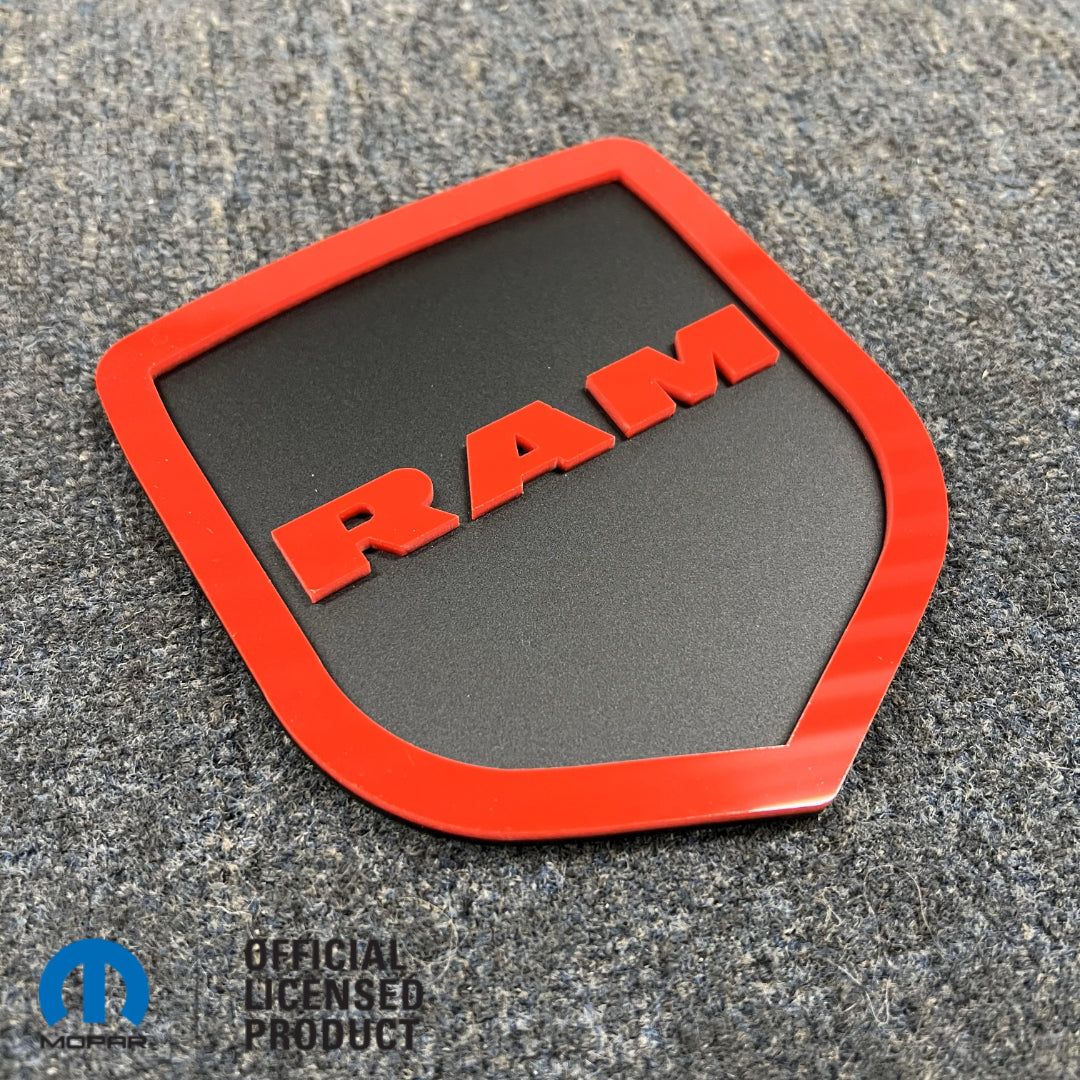 INSIGNIA PARA PORTON TRASERO CON LOGO DE CABEZA RAM® ESTILO 1 - SE ADAPTA A LOS MODELOS DODGE® RAM® TAILGATE 2009-2018 - 1500, 2500, 3500 - BLANCO SOBRE BRILLO - Producto con licencia oficial